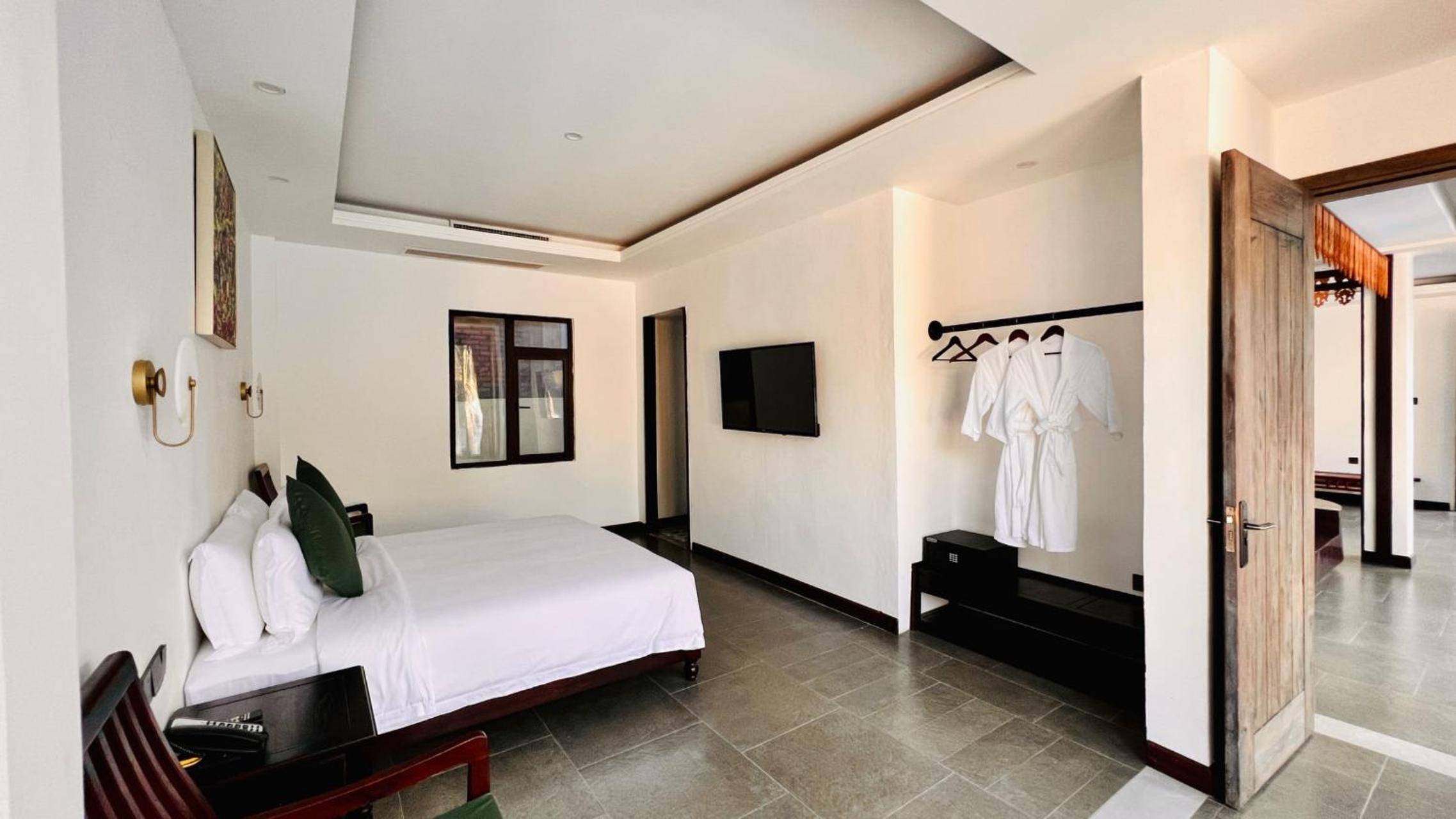 Executive Suite - Photo 10