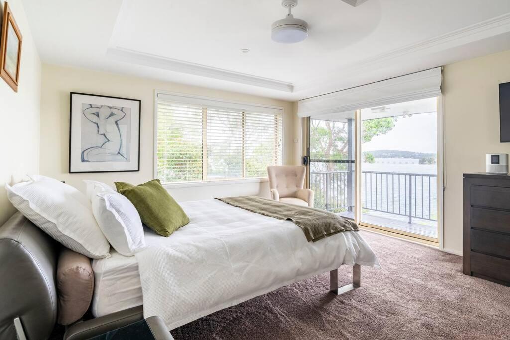 Five-Bedroom House photo 1