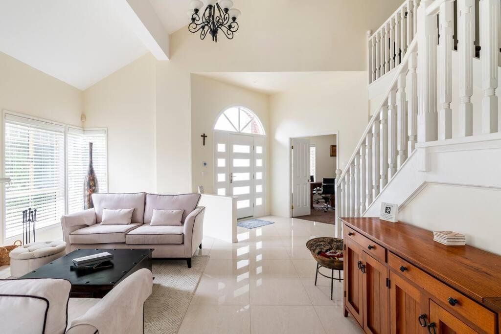 Five-Bedroom House photo 2