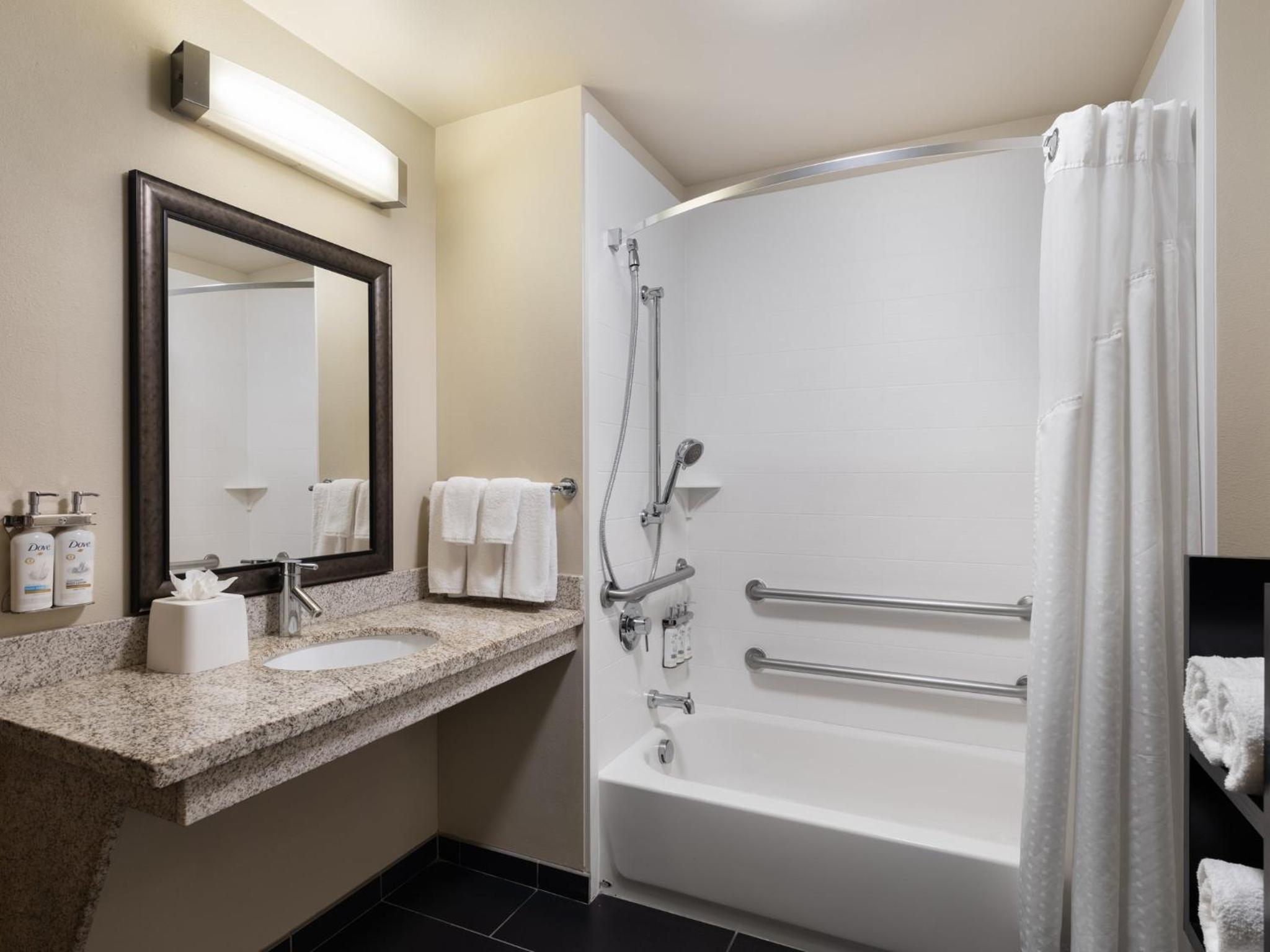 Queen Suite with Two Queen Beds with Accessible Tub - Non-Smoking photo 3