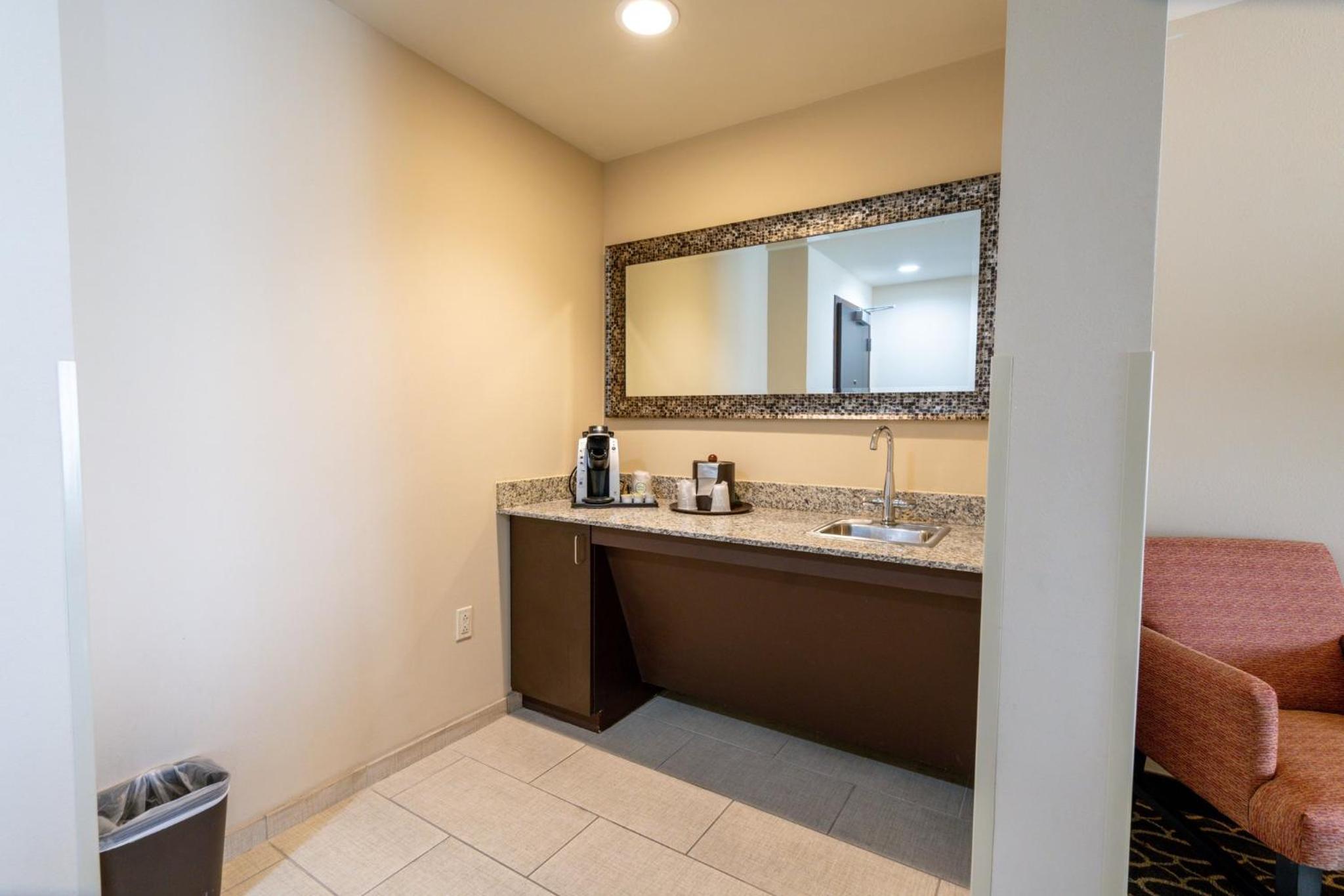 One-Bedroom Queen Suite