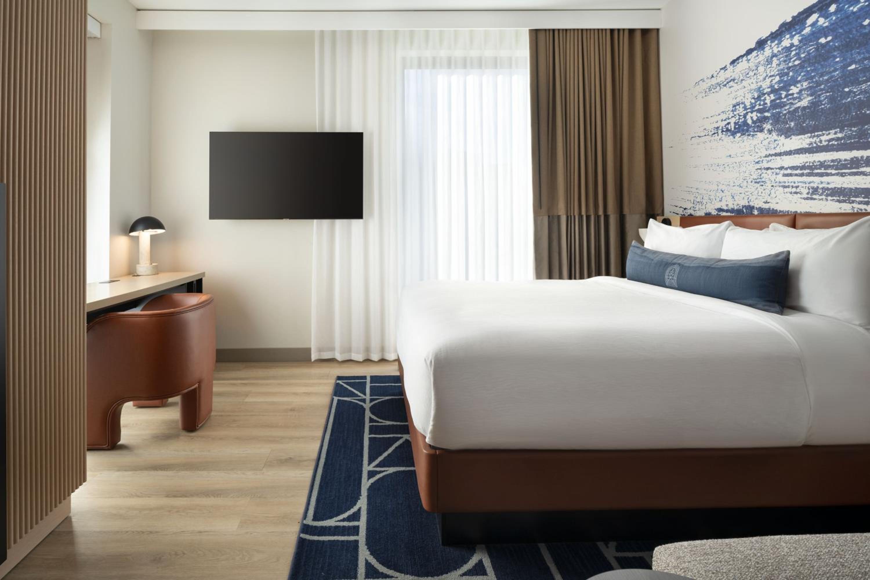 Corner King Room with Plaza View - Photo 2