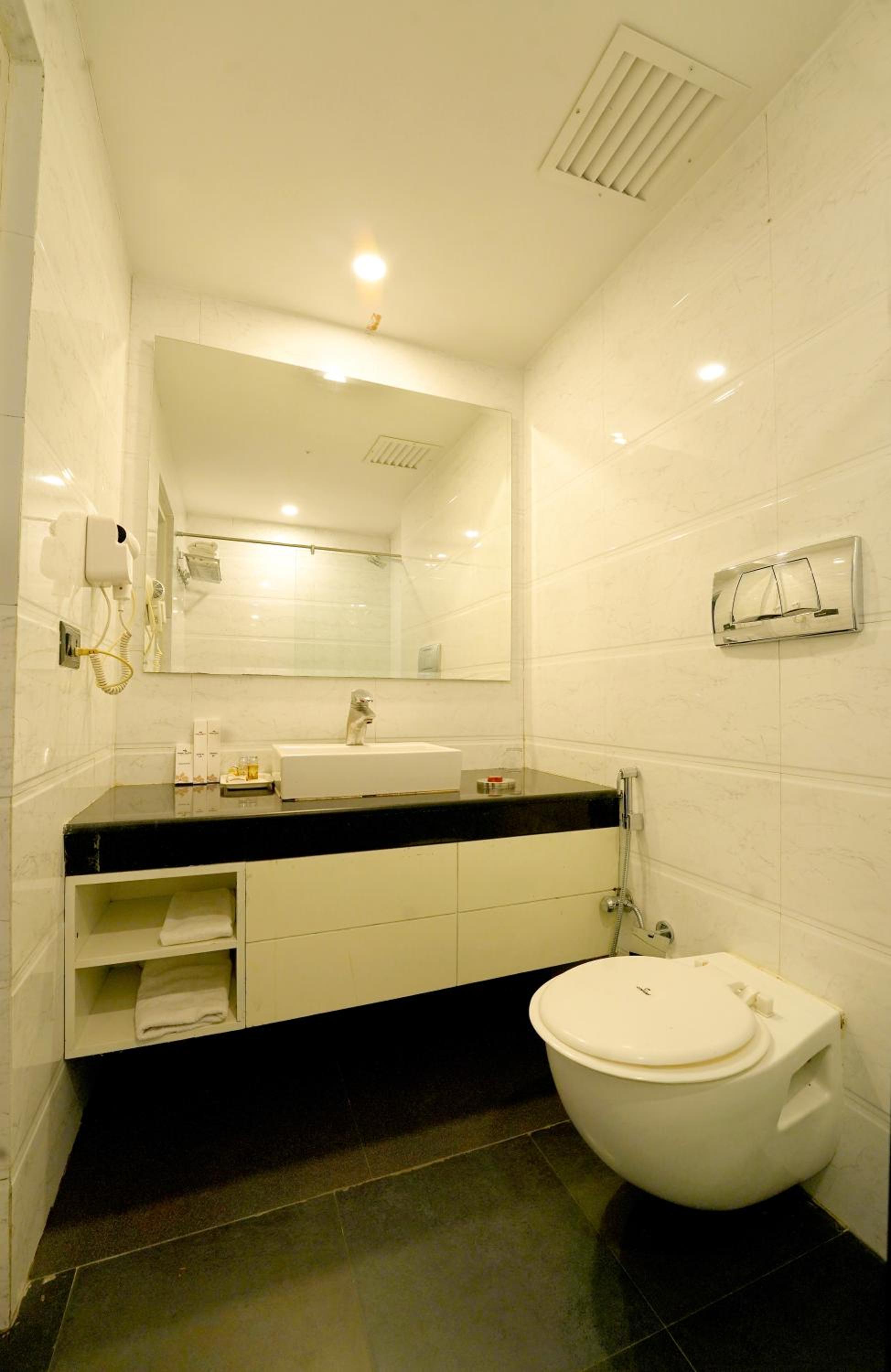 Standard Room with Mall Road View - Photo 2