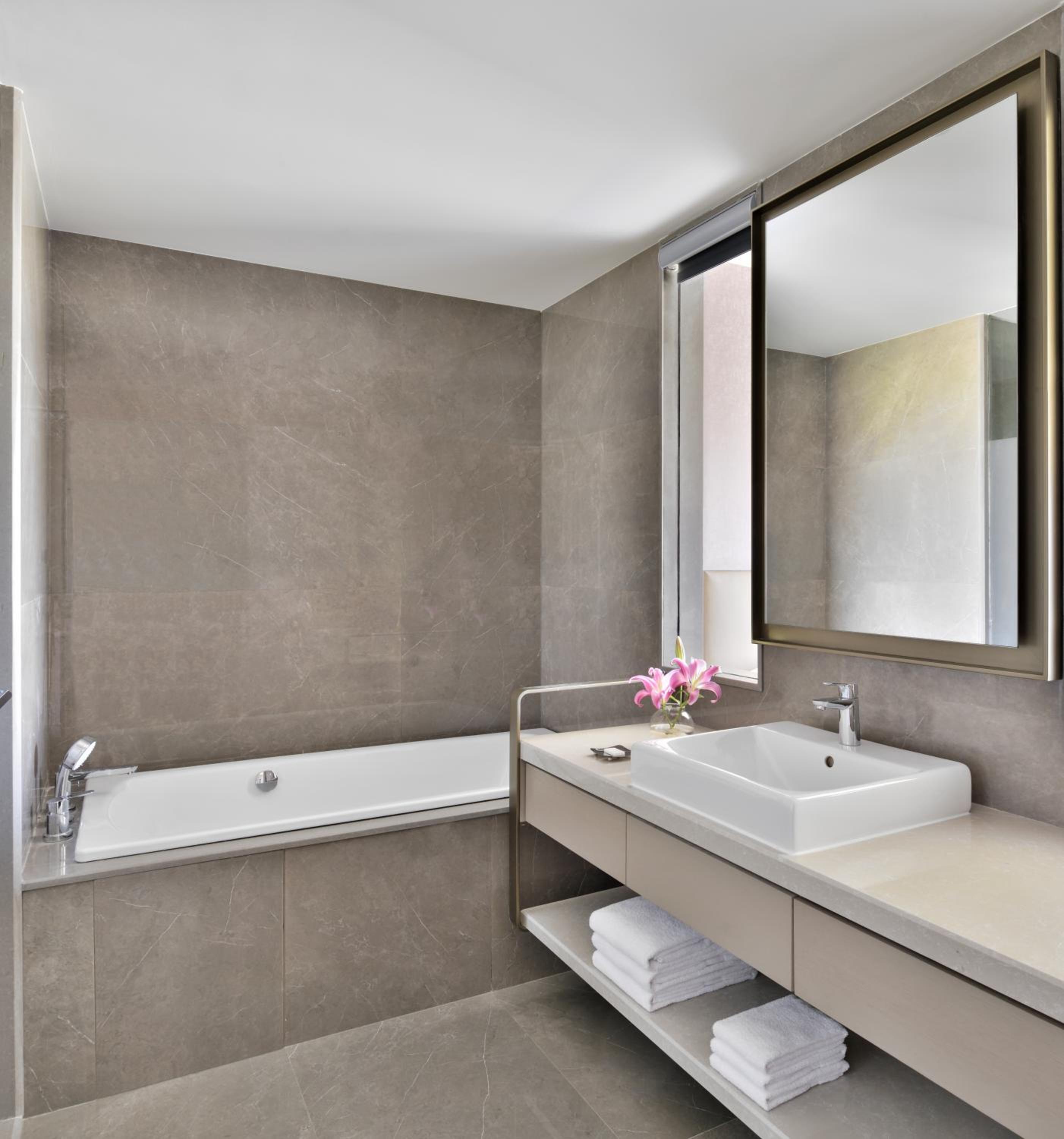 Executive Suite, 1 Bedroom Suite, 1 King, City View, Executive Lounge Access, 2 pieces laundry per day