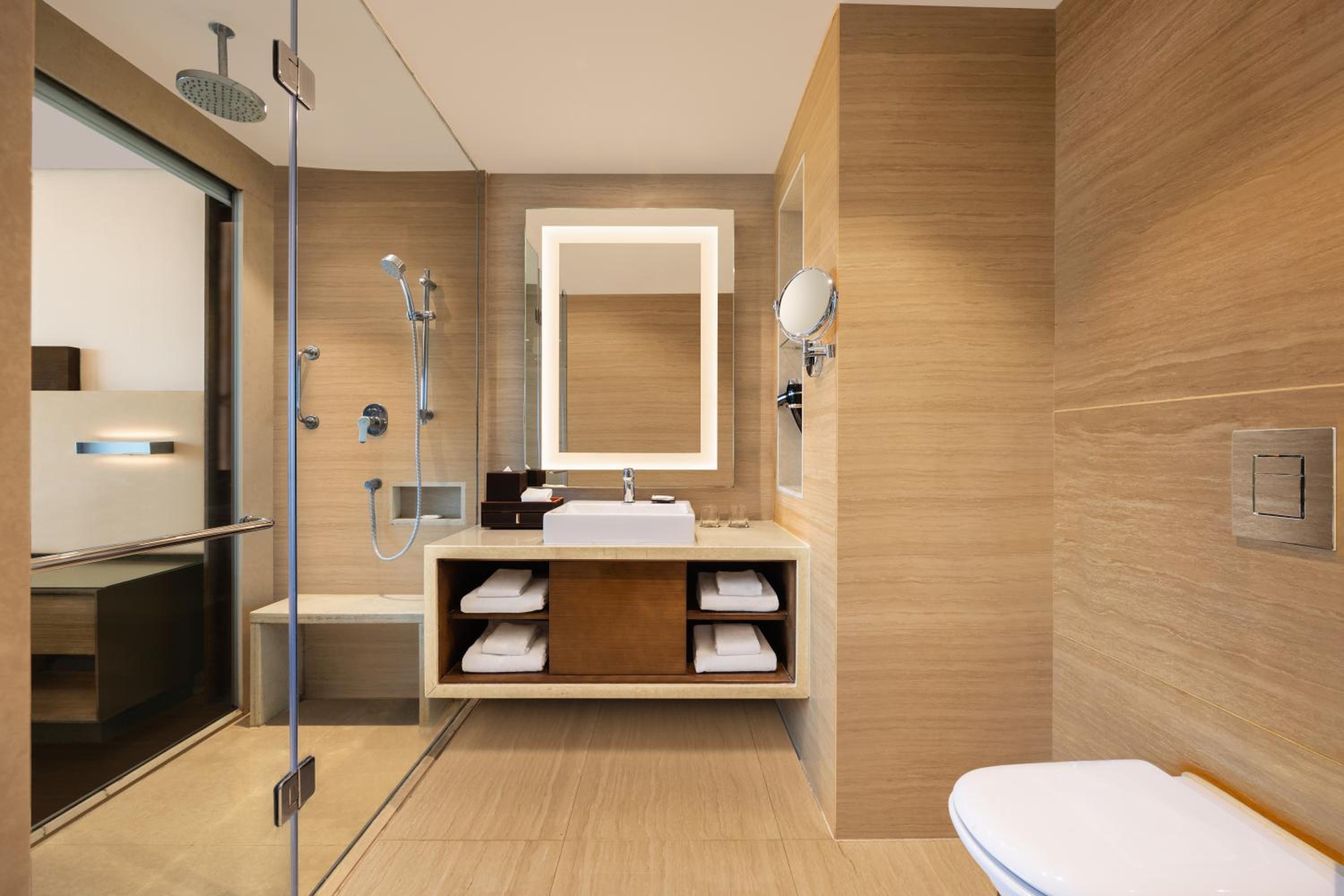 Guest room, 2 Twin Beds, City View