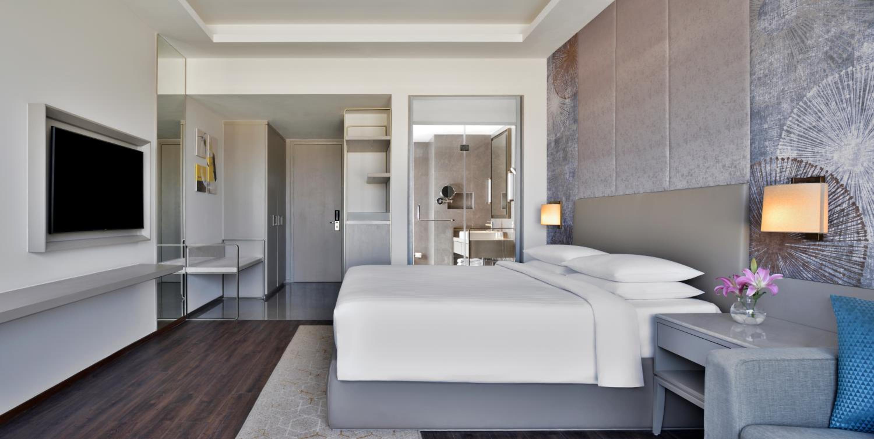 Premium, Guest room, 1 King, Executive Lounge Access, 2 pieces laundry per day