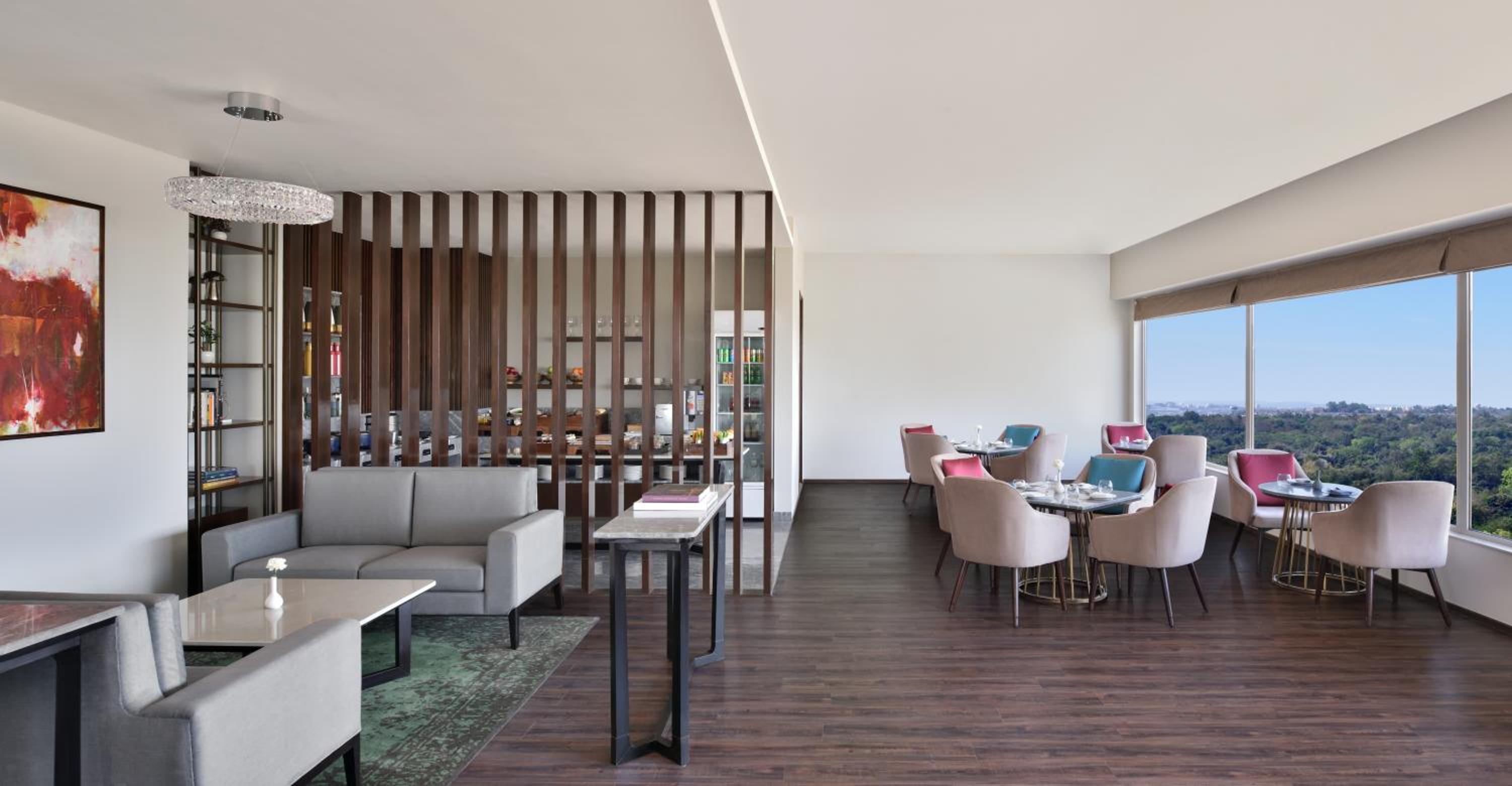 Premium, Guest room, 1 King, Executive Lounge Access, 2 pieces laundry per day
