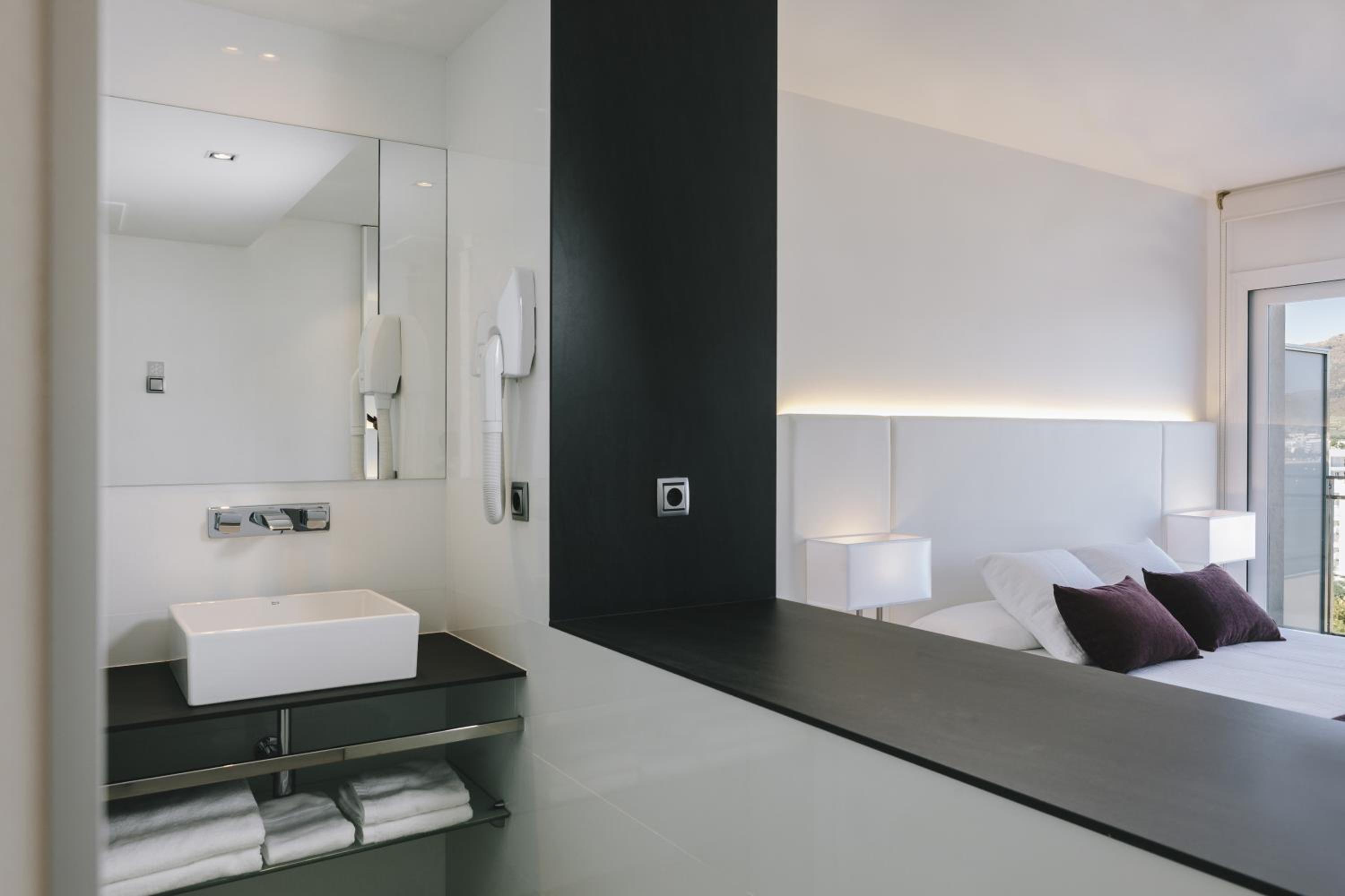 Premium Room with Partial Sea View photo 2