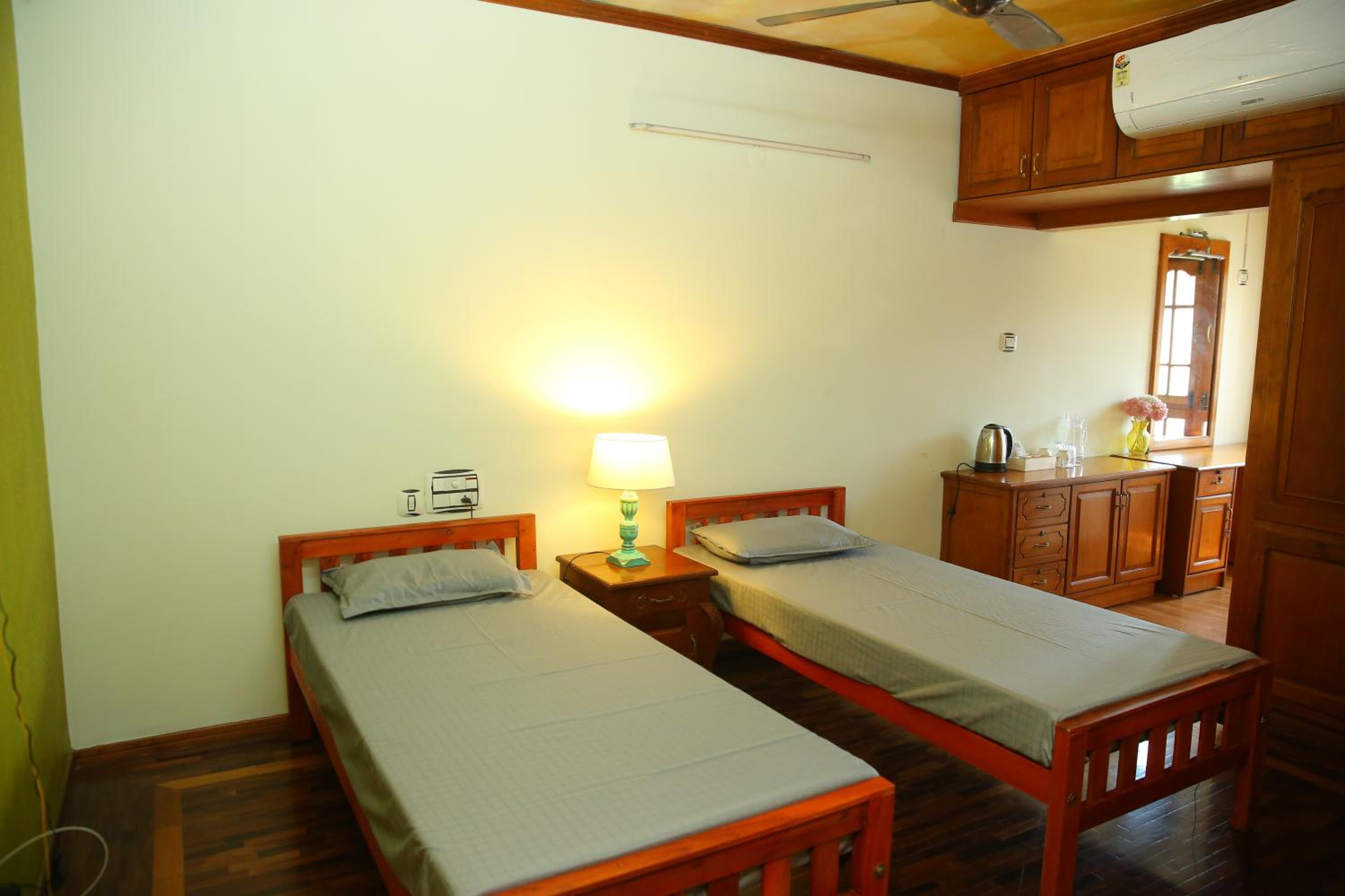 Deluxe Twin Room photo 3