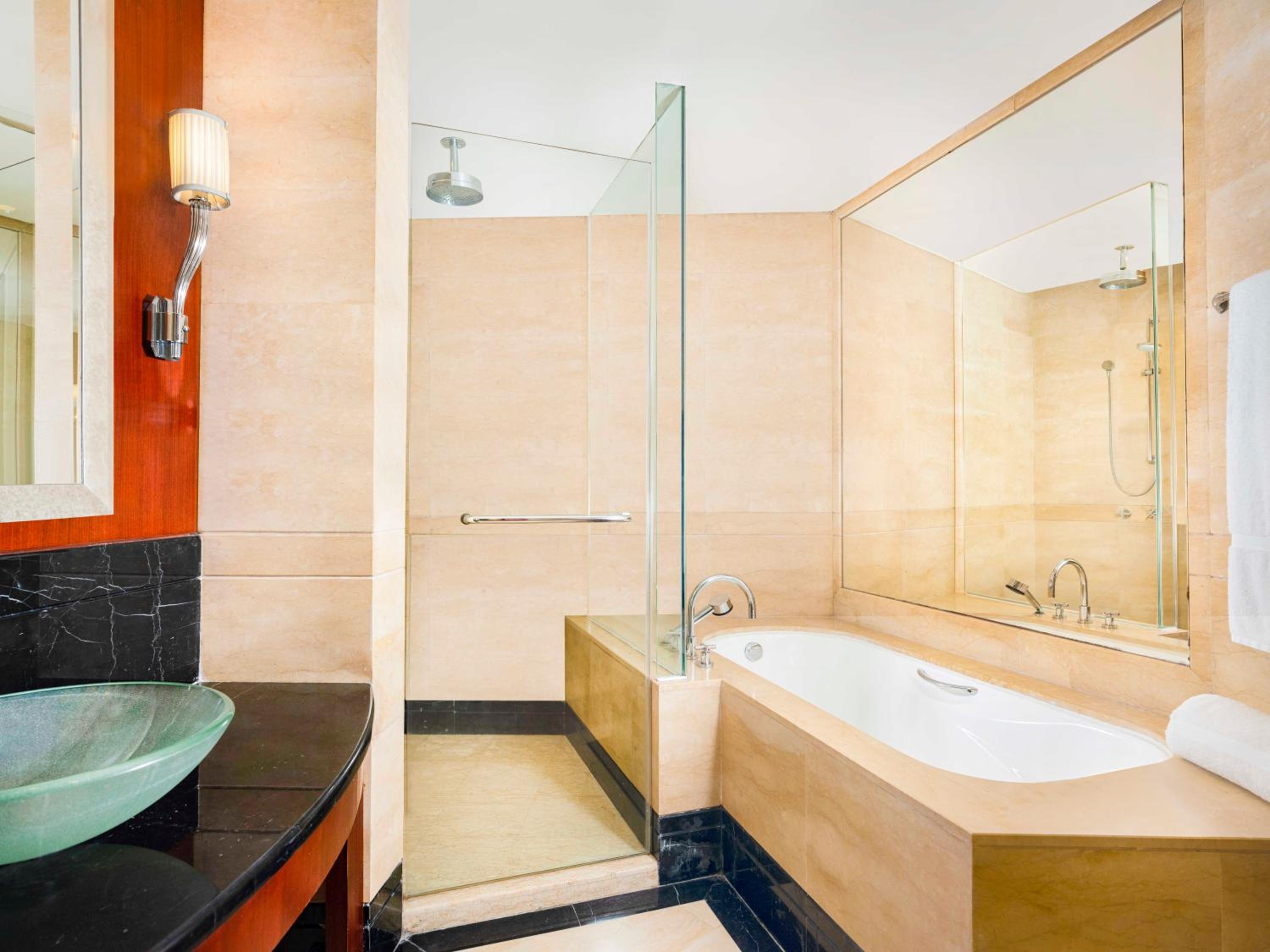 Deluxe king bed room - Photo 4