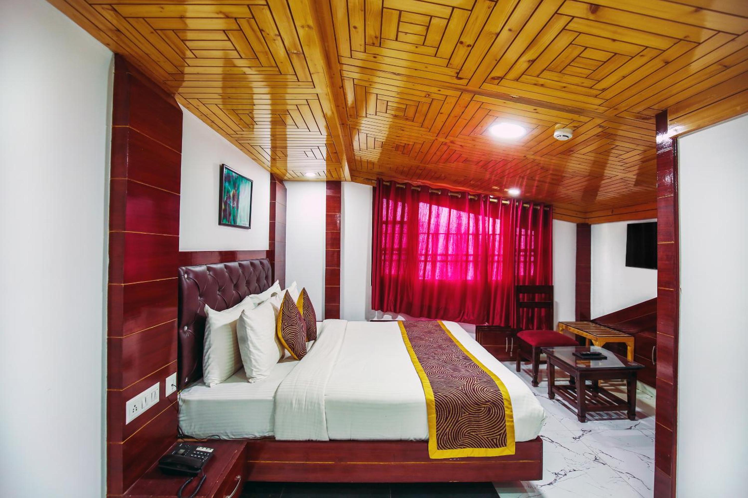 Deluxe Double Room (2 Adults + 1 Child)