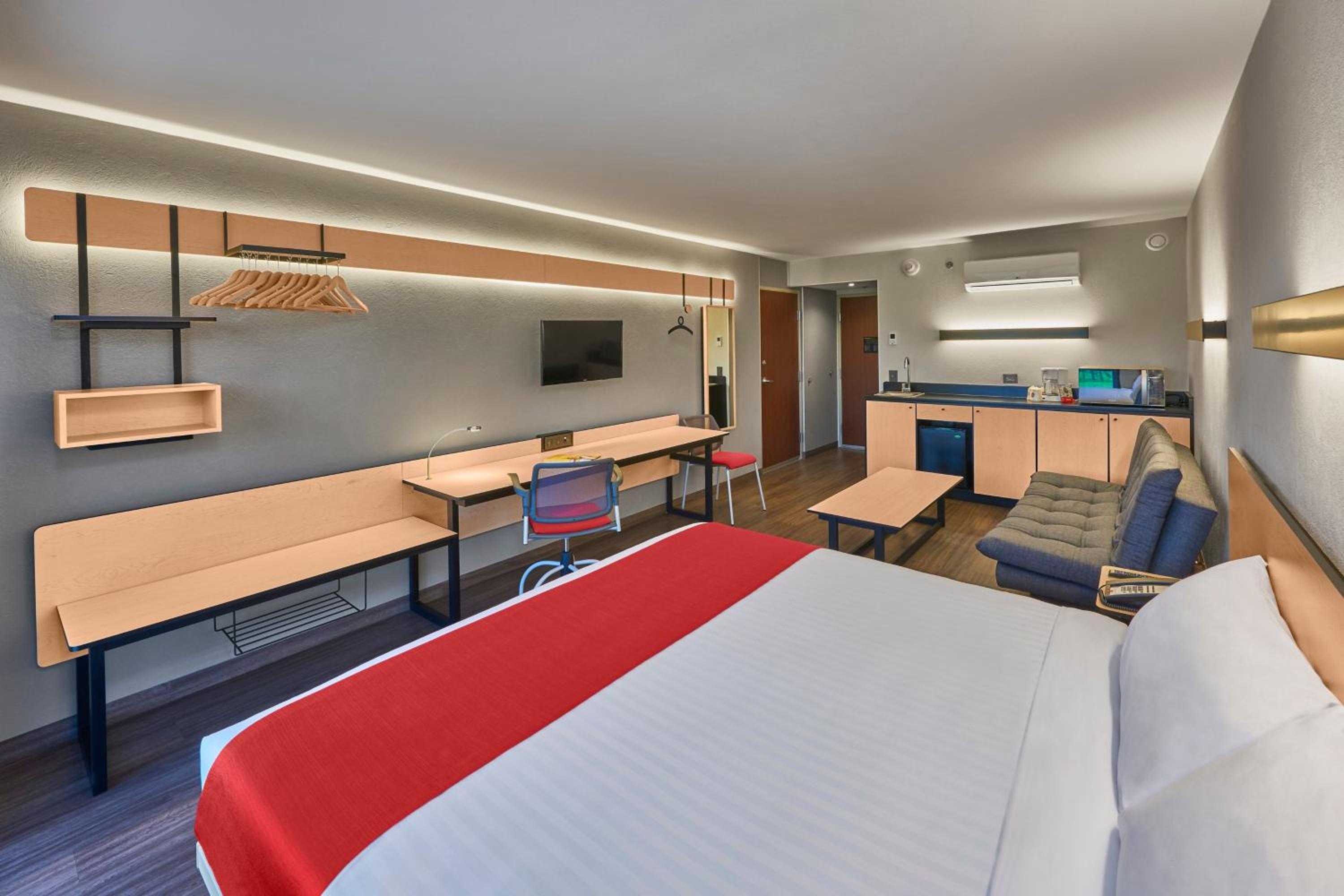 Superior King Room with Sofa Bed - Photo 8