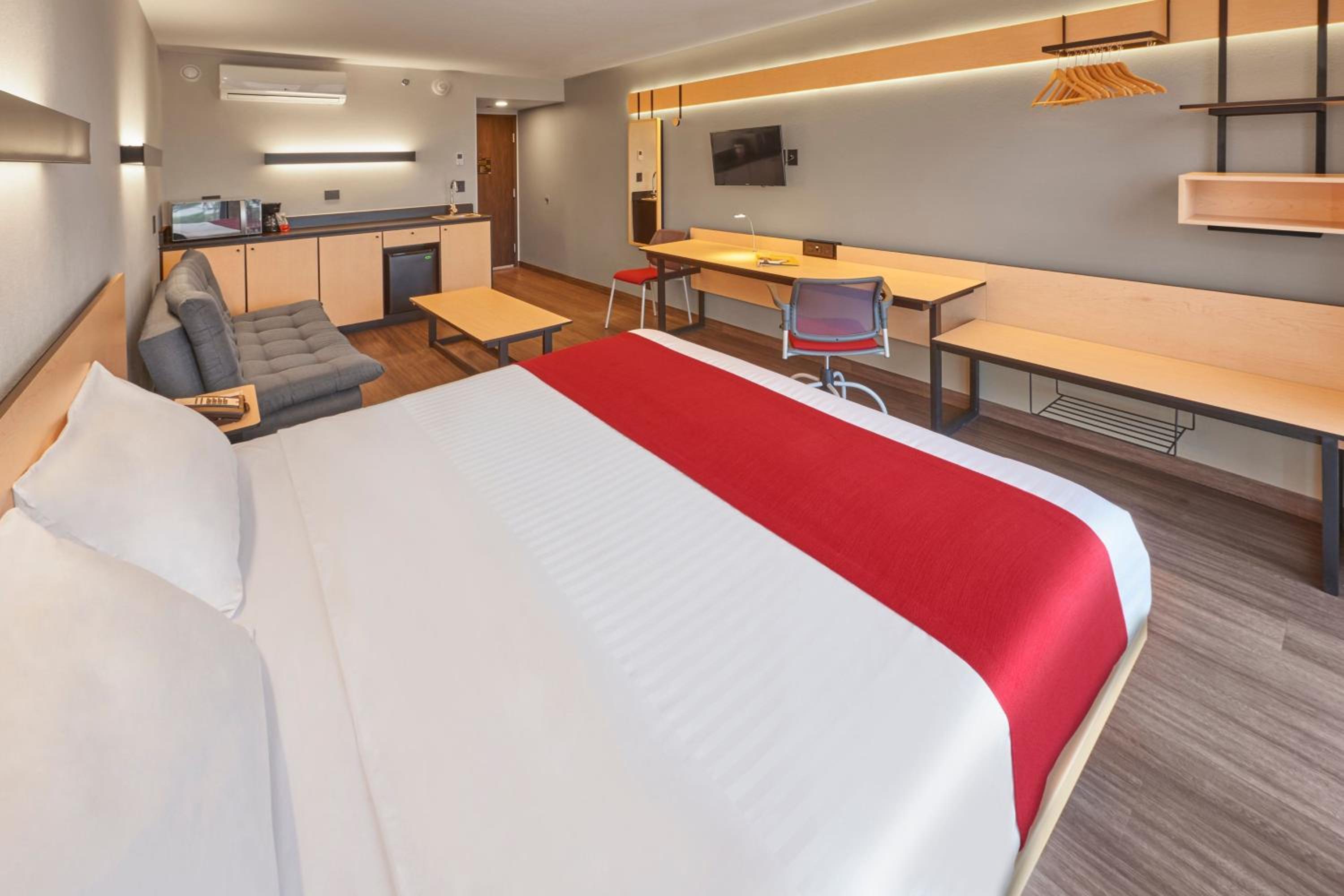 Superior King Room with Sofa Bed - Photo 2