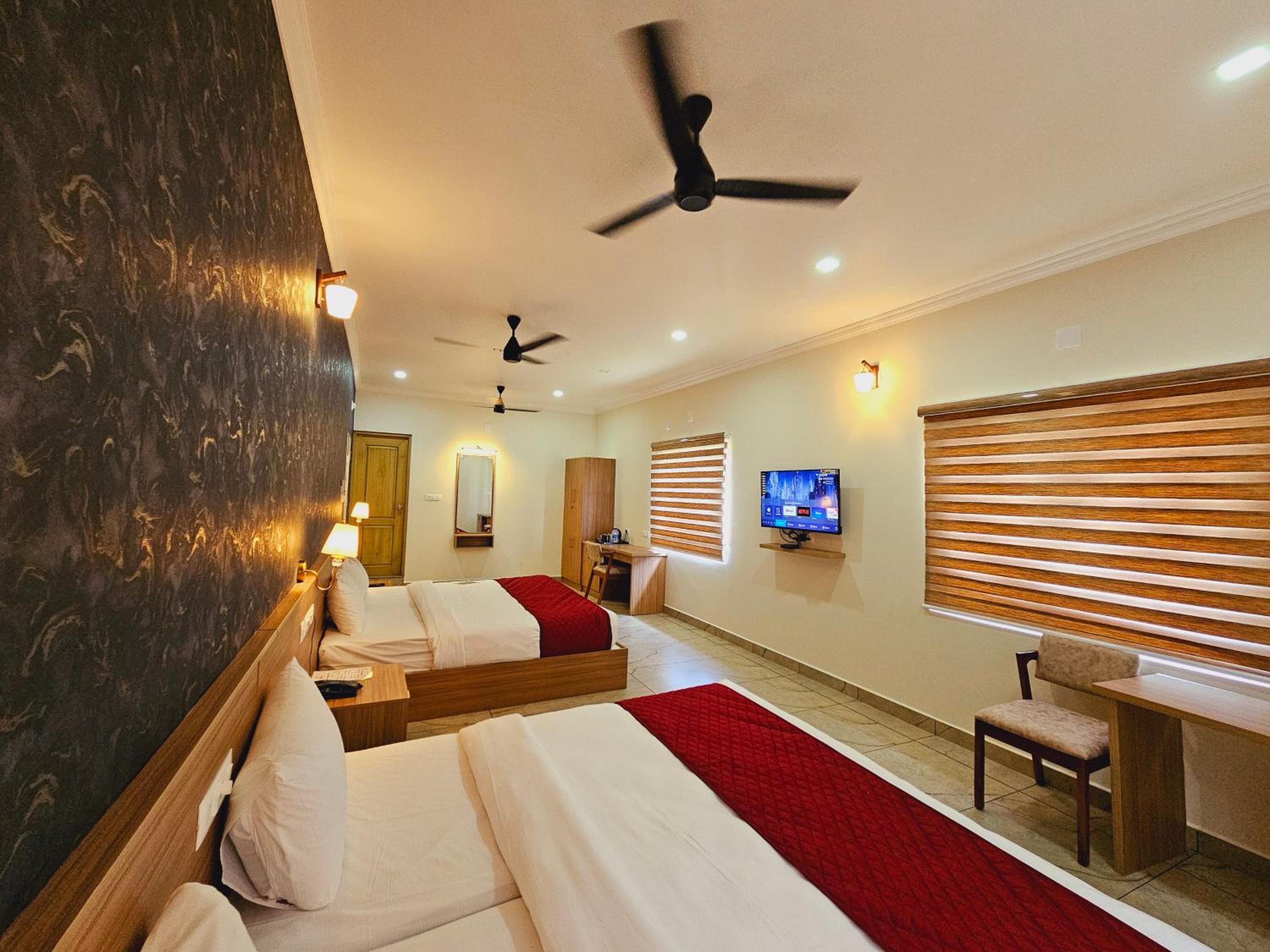 Superior Family Room - Photo 2
