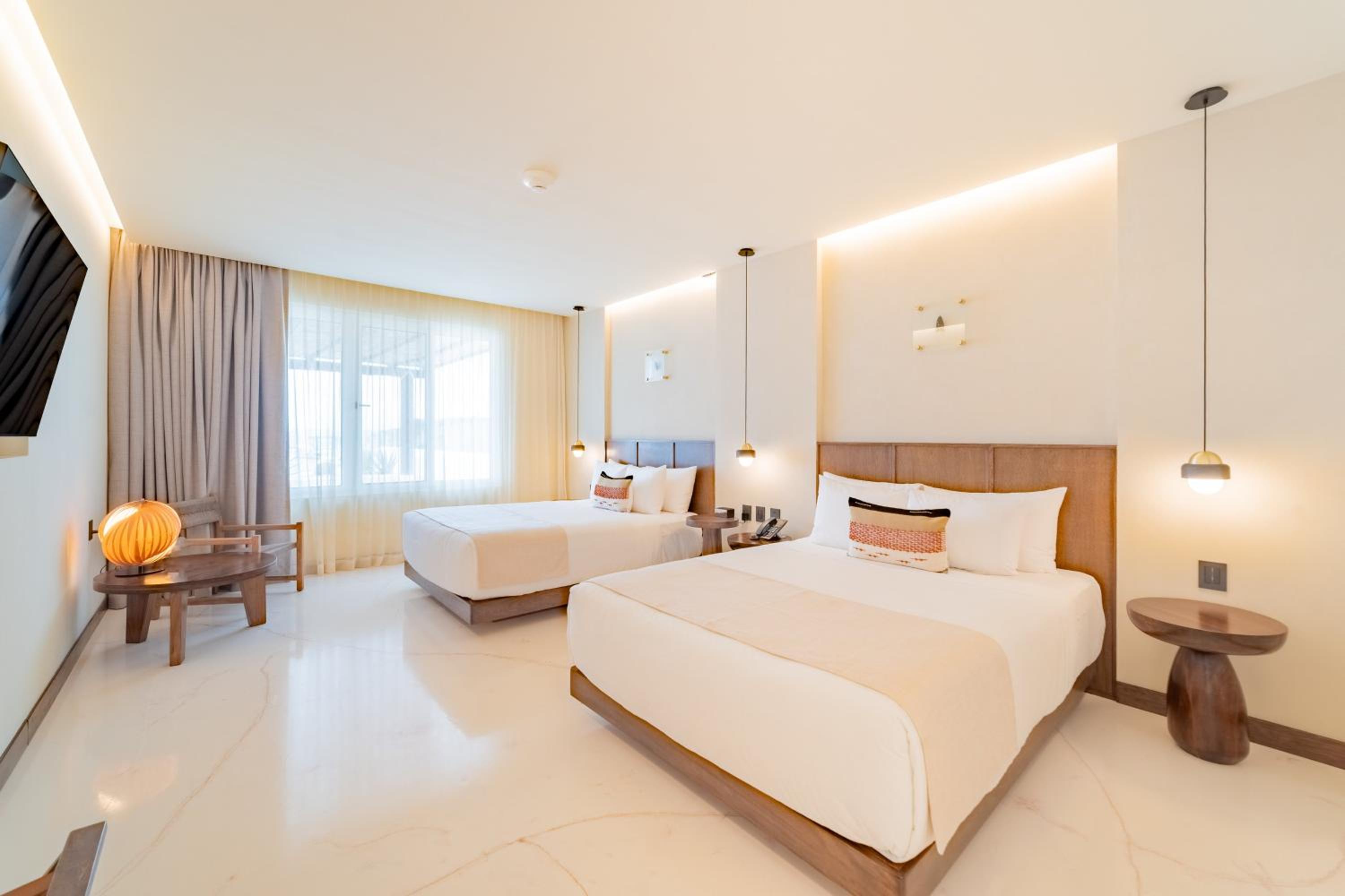 One-Bedroom Queen Suite