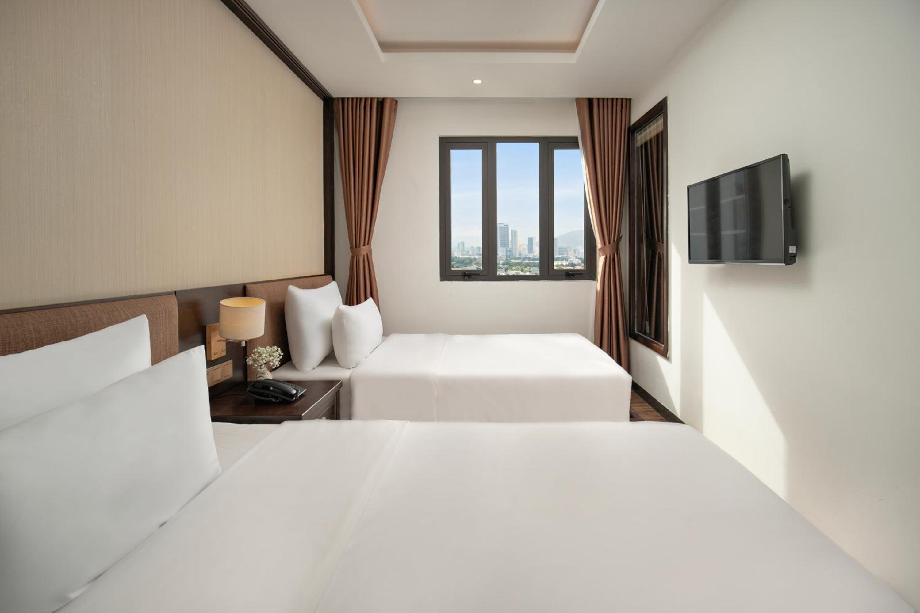 Family Suite with Balcony and City View - Photo 2