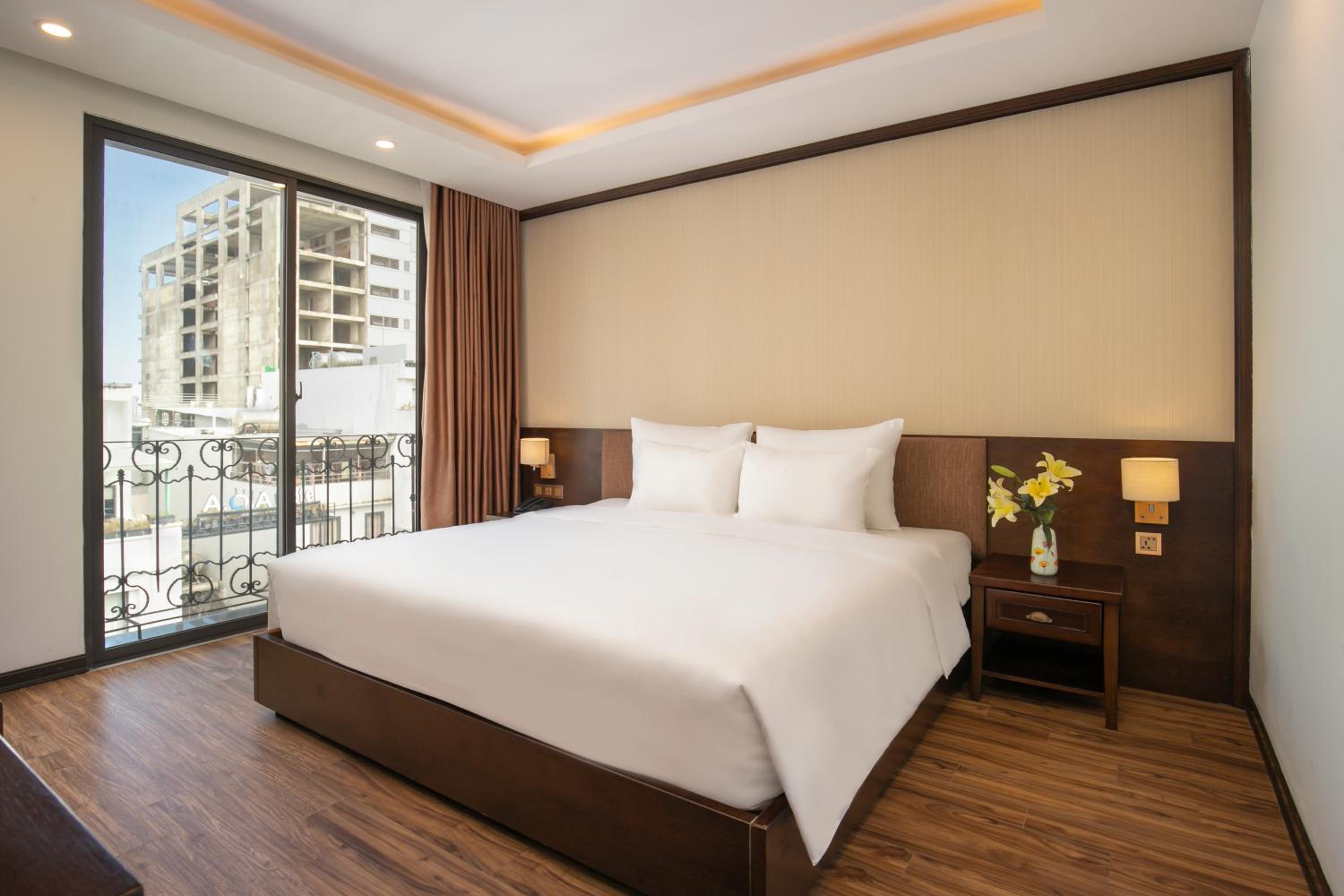Family Suite with Balcony and City View - Photo 6