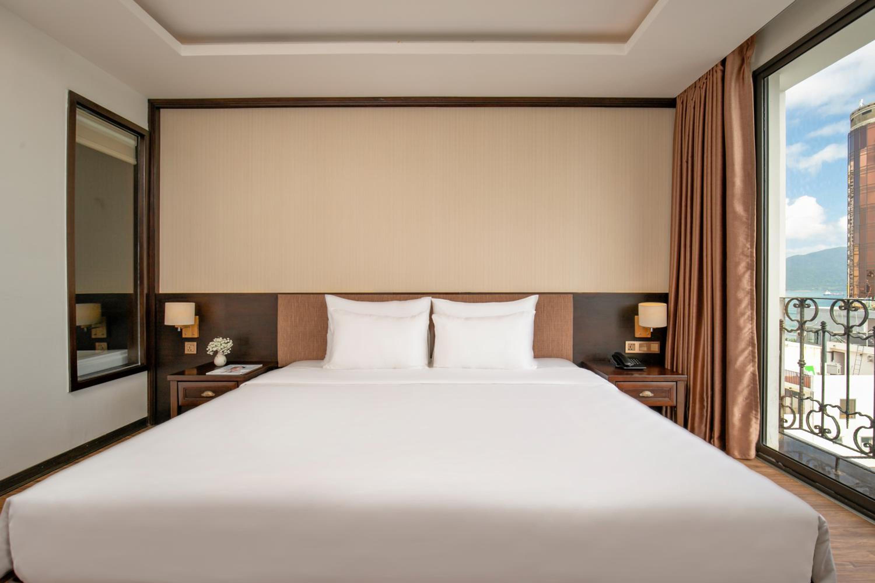 Family Suite with Balcony and City View - Photo 9