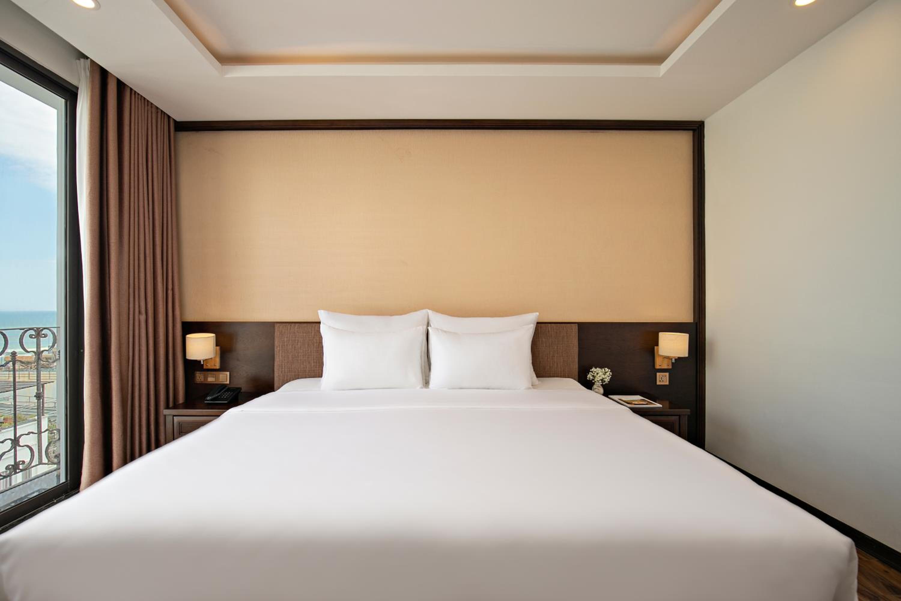 Family Suite with Balcony and City View - Photo 10