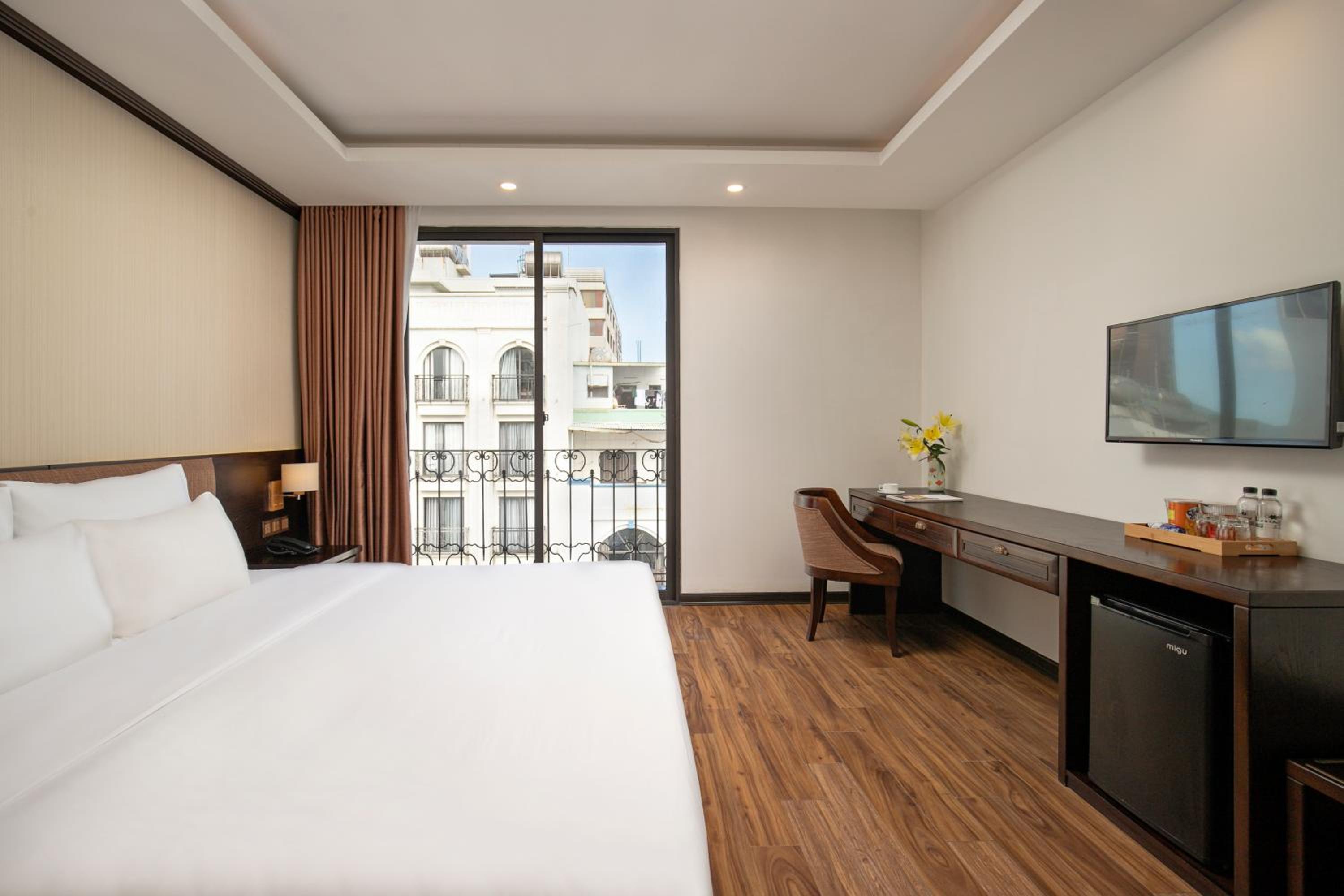 Family Suite with Balcony and City View - Photo 7