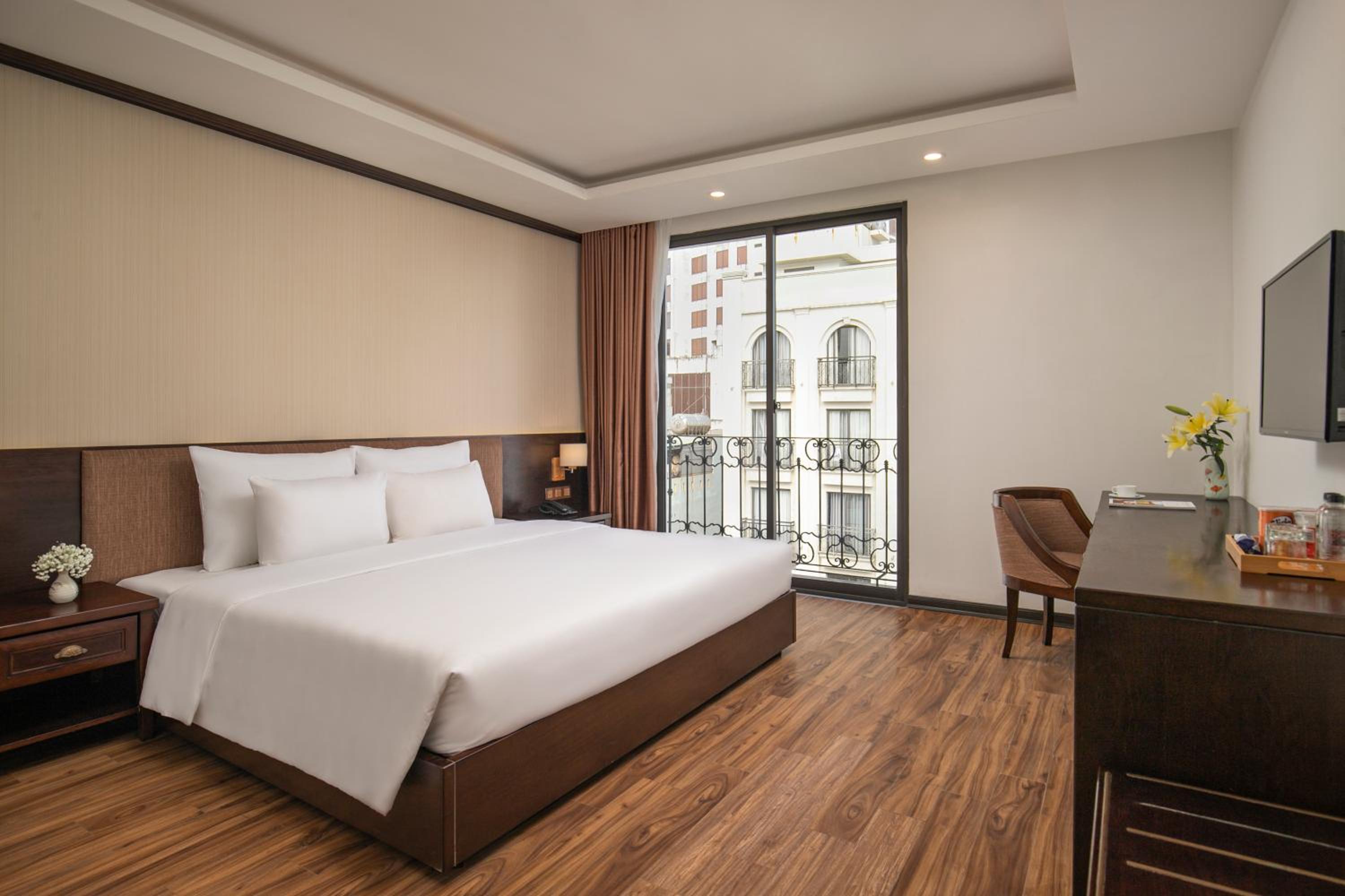 Family Suite with Balcony and City View - Photo 11