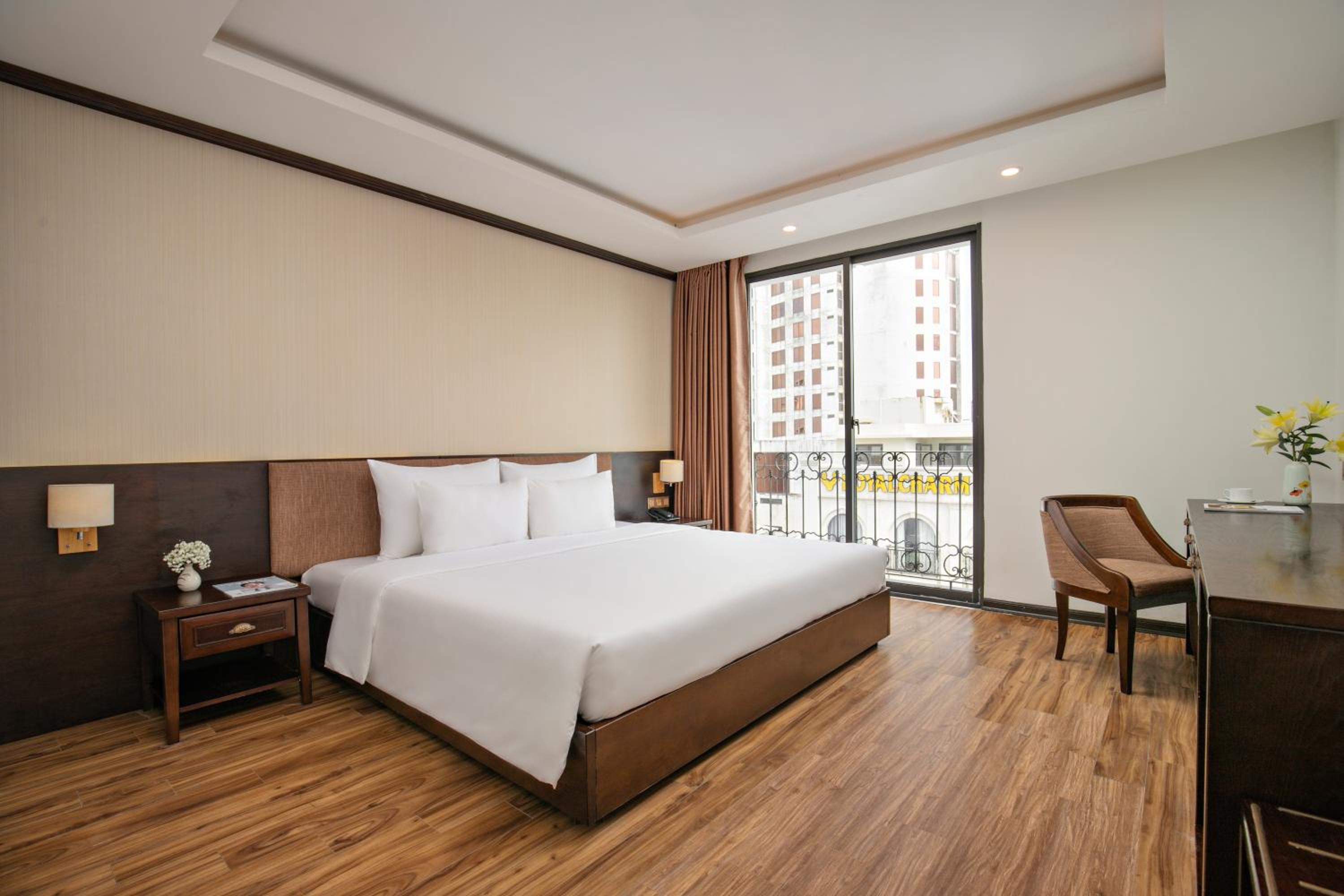 Family Suite with Balcony and City View - Photo 4