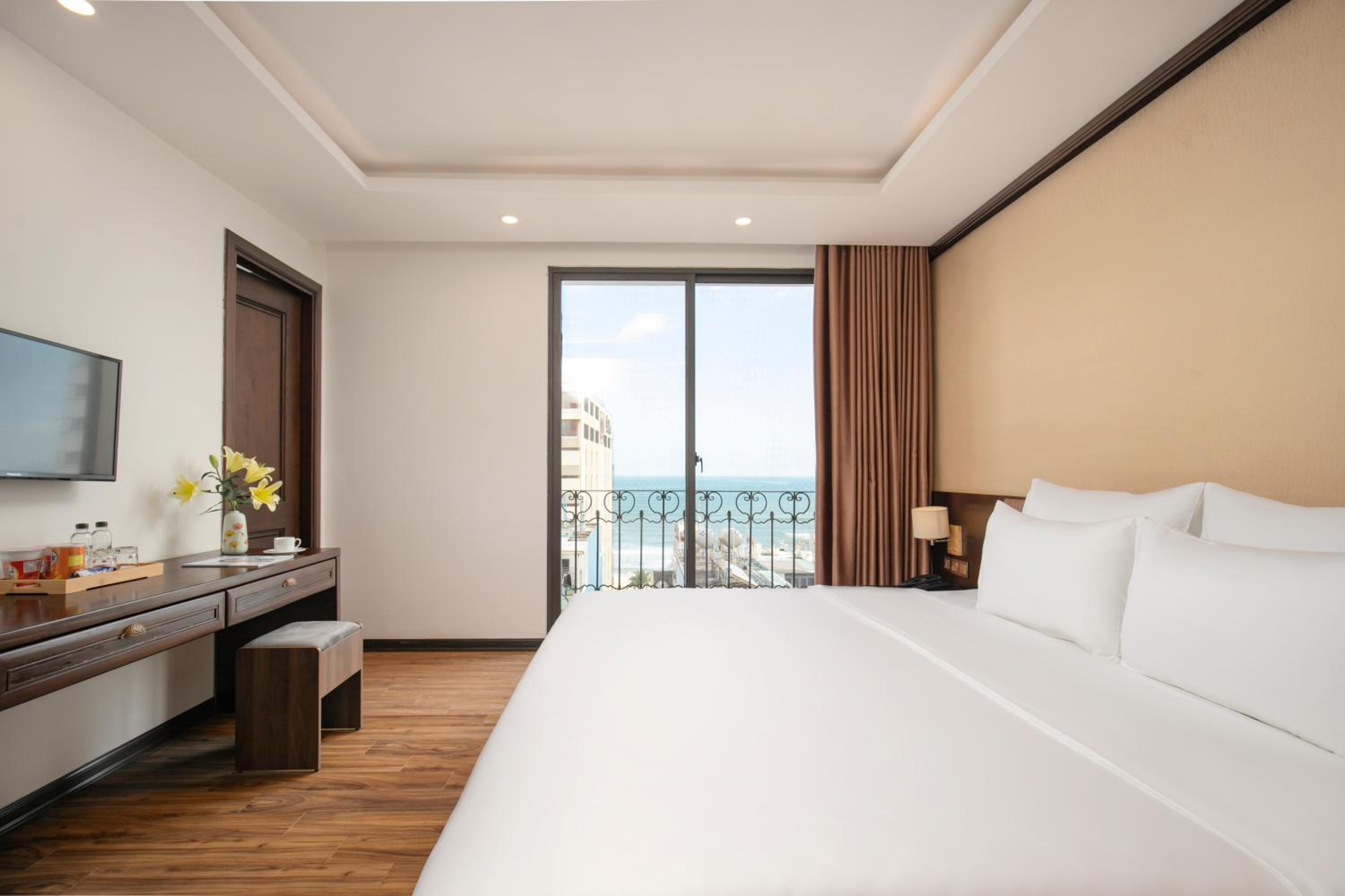 Family Suite Ocean View with Balcony and Bathtub - Photo 7