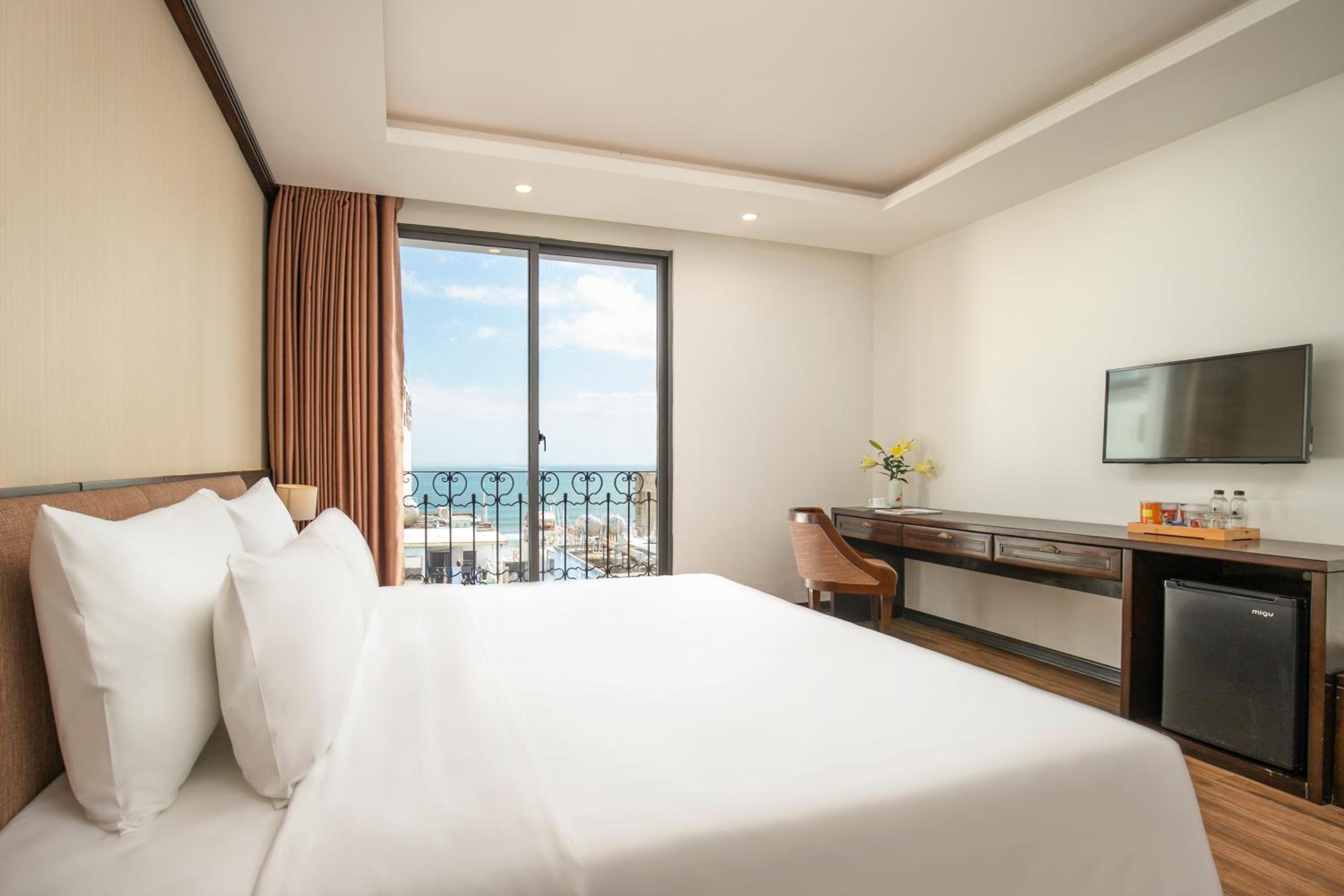 Family Suite Ocean View with Balcony and Bathtub - Photo 1