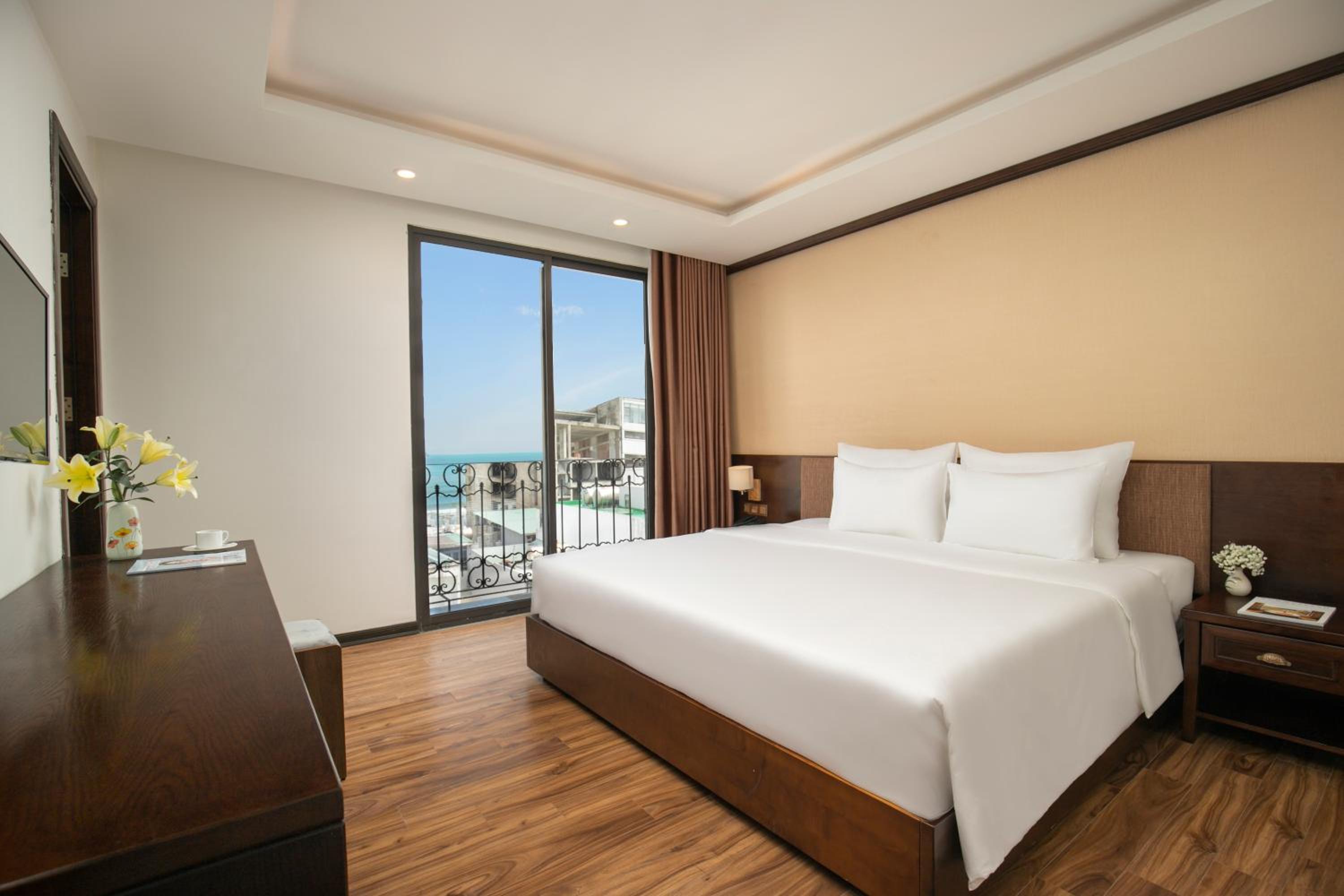 Family Suite Ocean View with Balcony and Bathtub - Photo 6