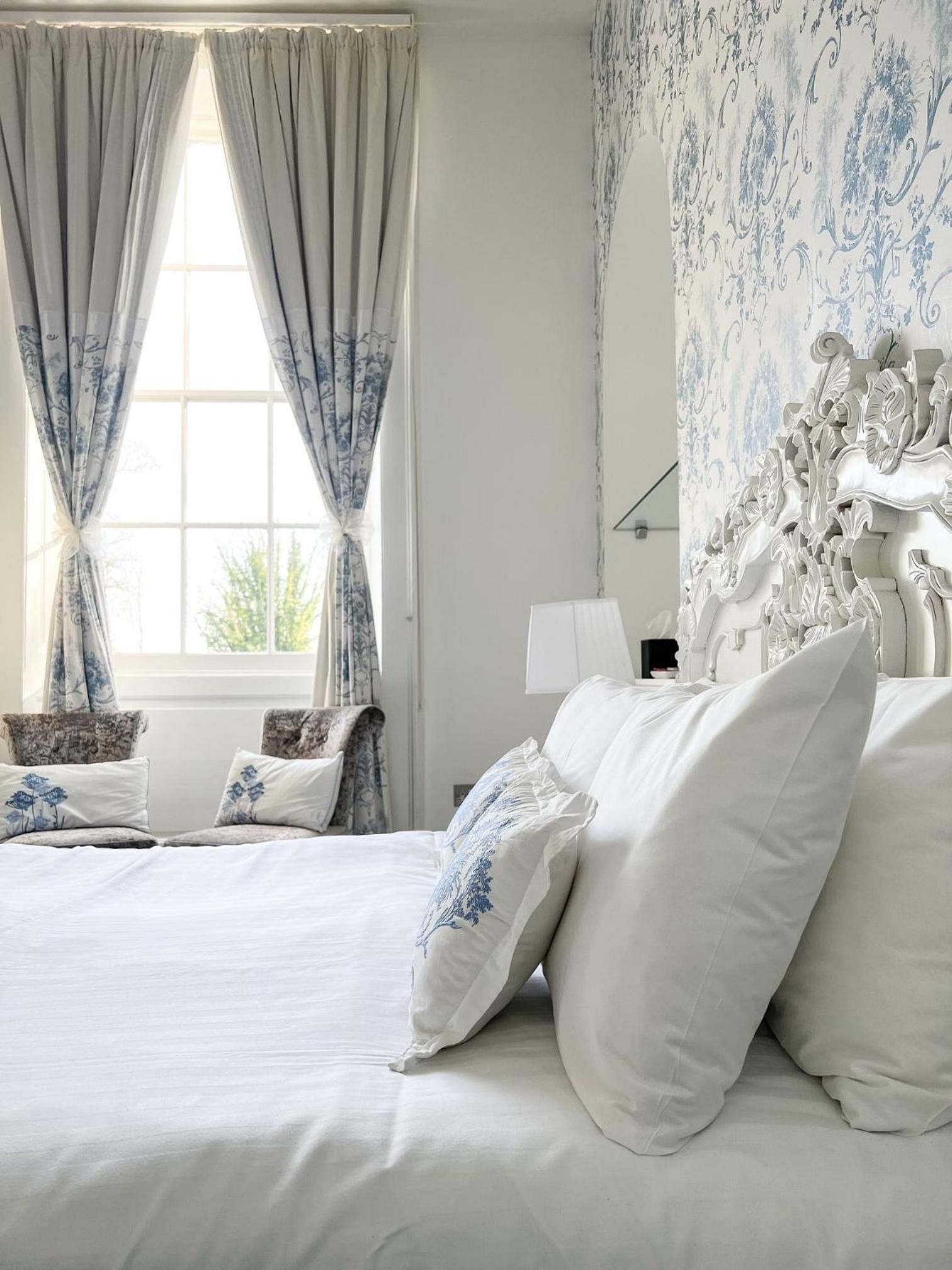 Suite - Photo 1