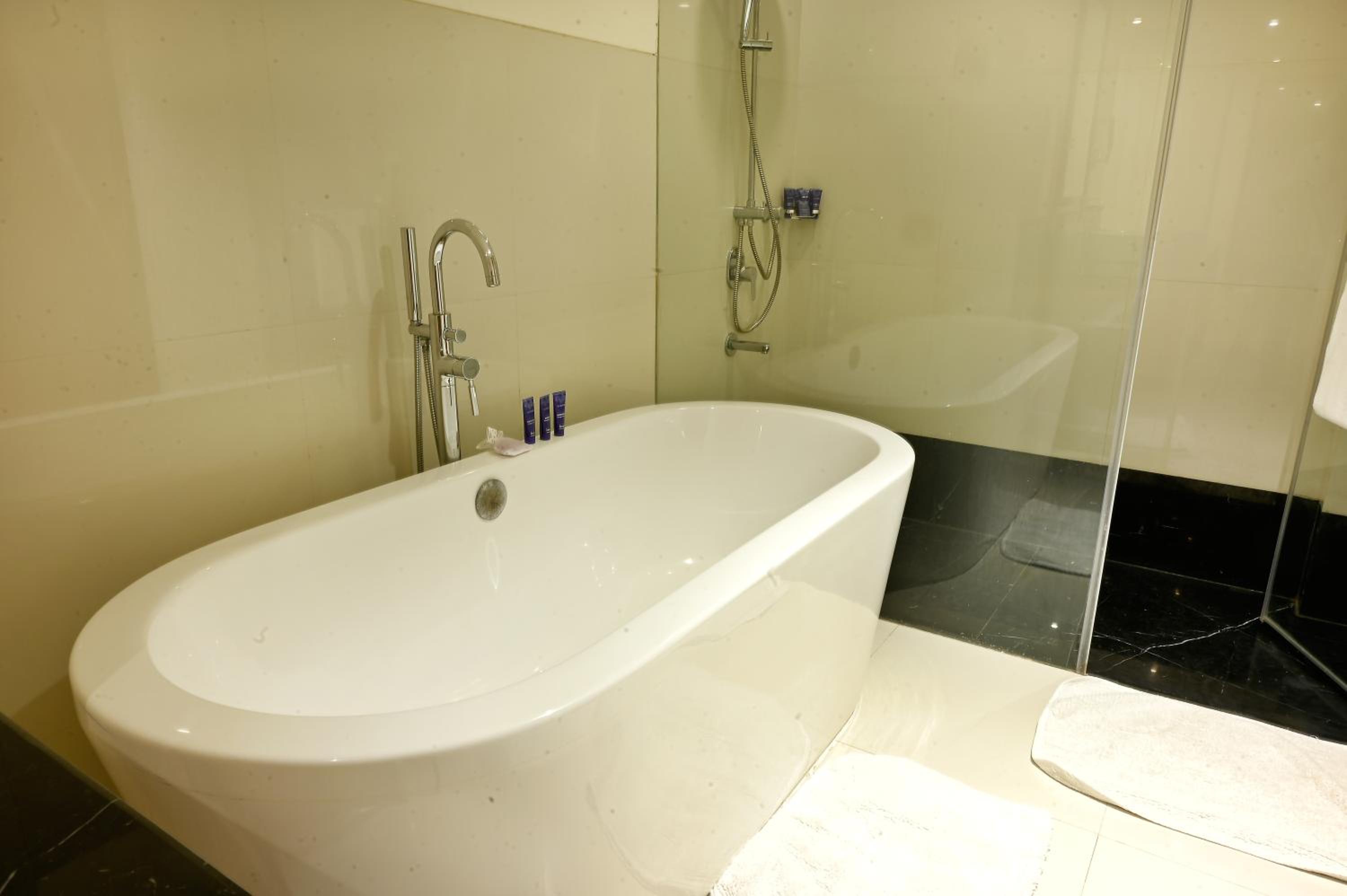 Deluxe Suite city view king bed with one way airport transfer photo 3