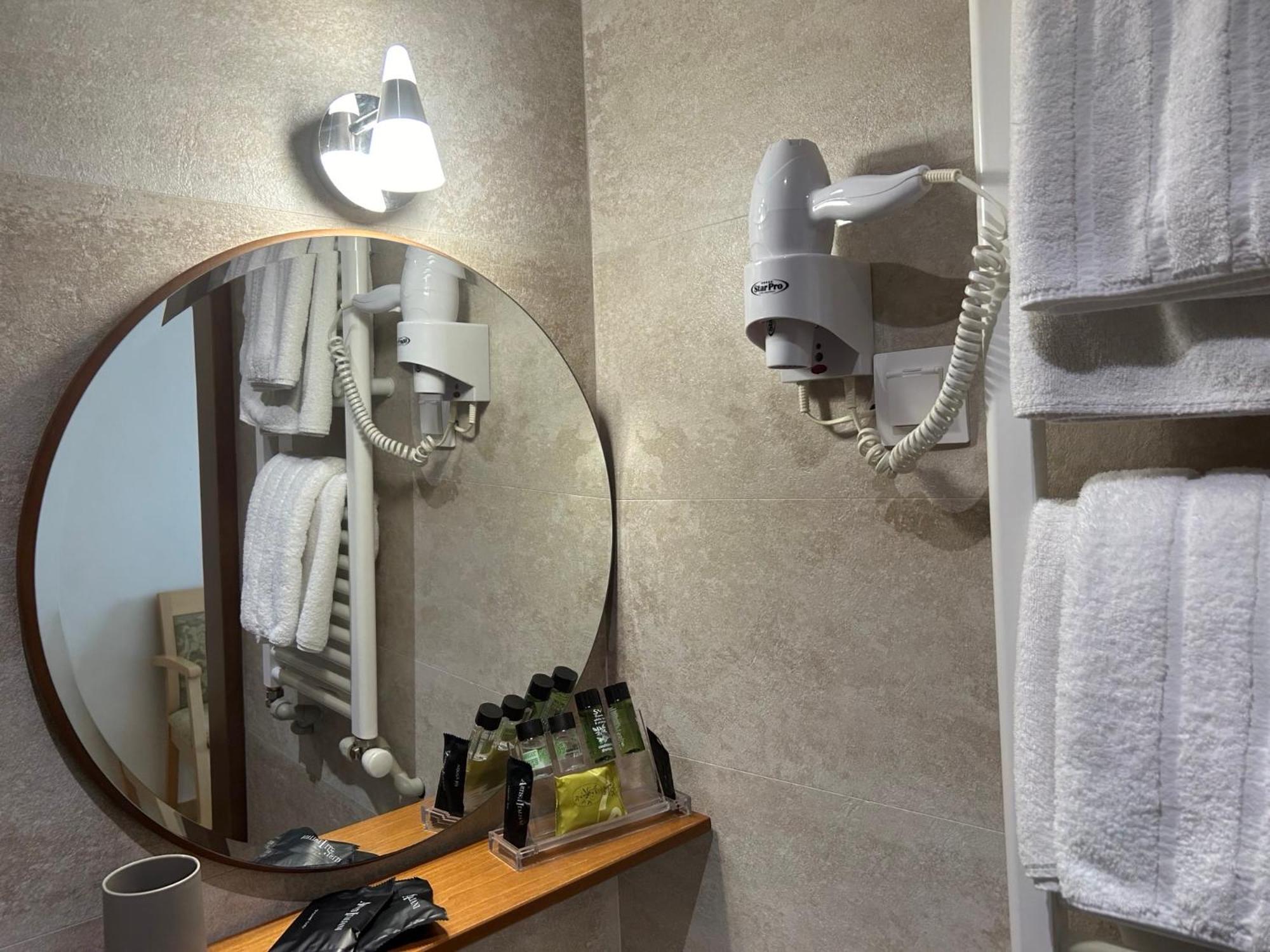 Standard Twin Room - Photo 2
