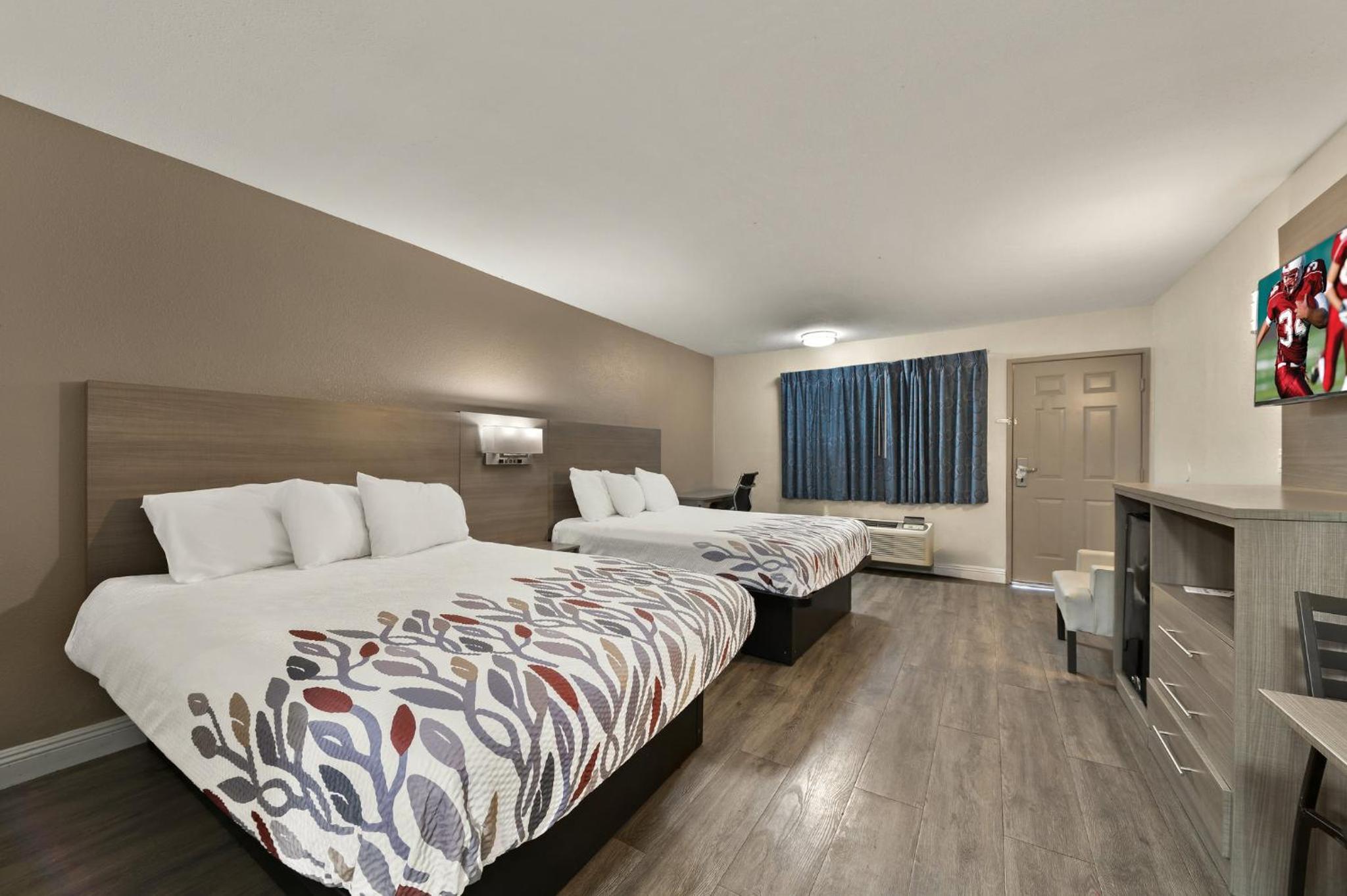 Standard Room with Two Queen Beds Non-Smoking - Photo 2