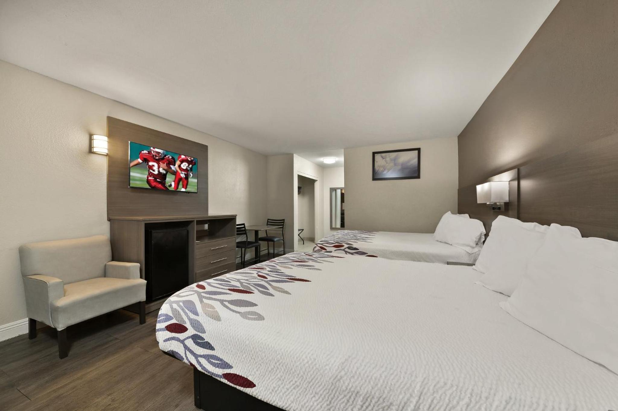 Standard Room with Two Queen Beds Non-Smoking - Photo 5