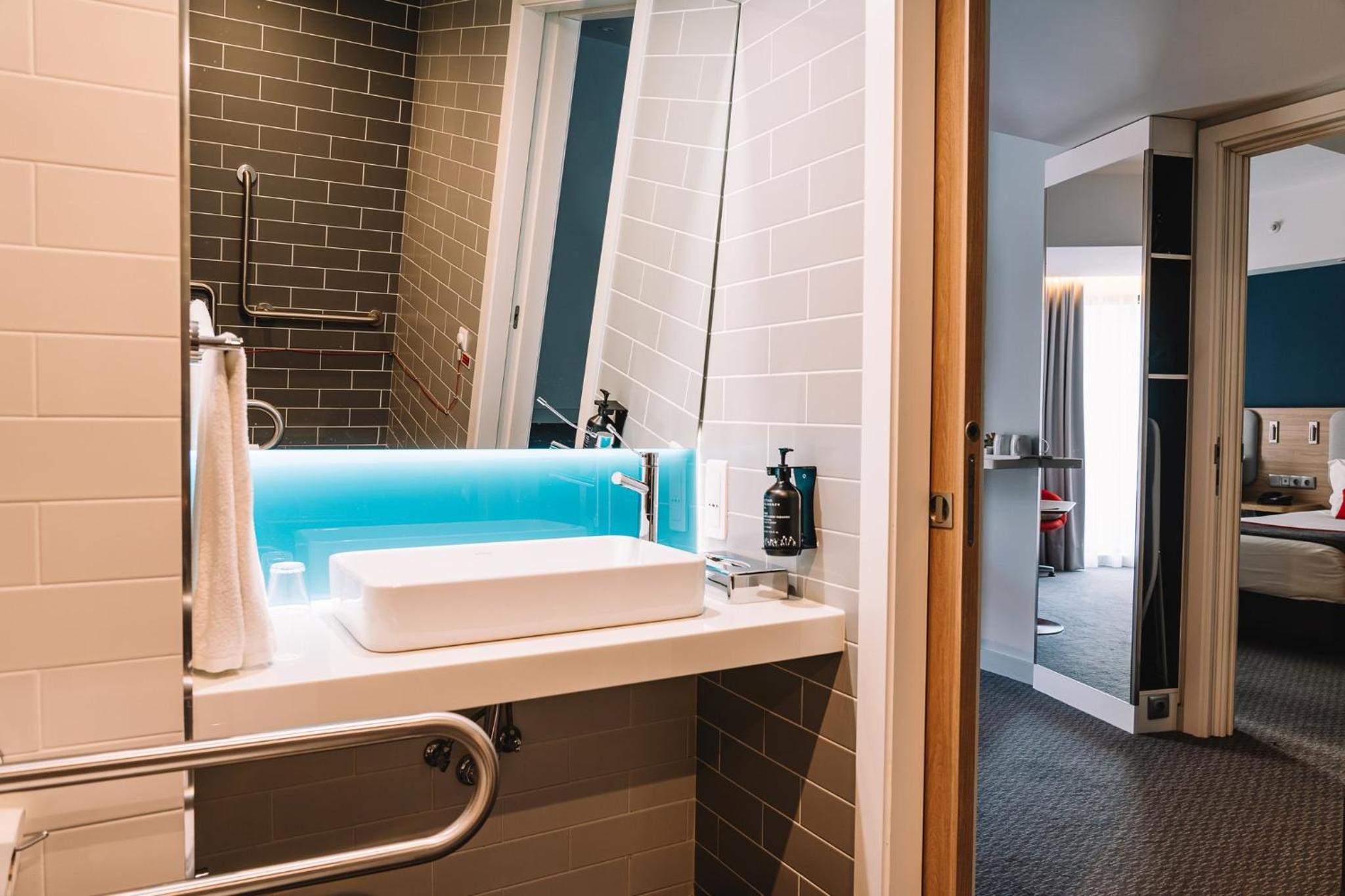 Standard Double Room with Free Breakfast - Accessible thumbnail 5