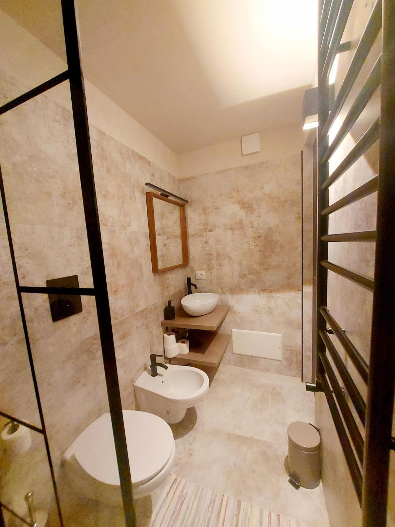 Two-Bedroom Apartment - Split Level photo 2
