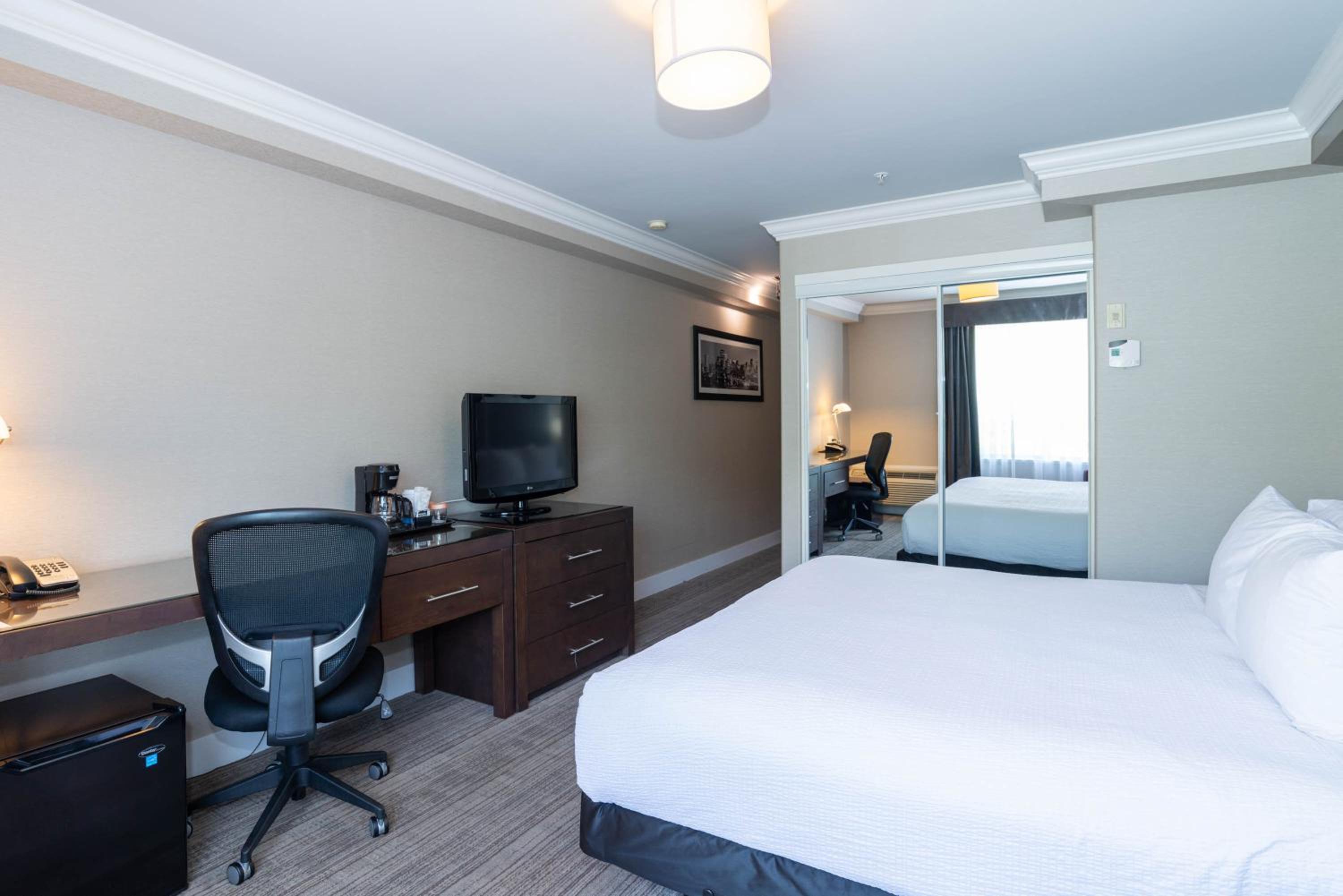 Standard Room, 1 King Bed - Photo 2