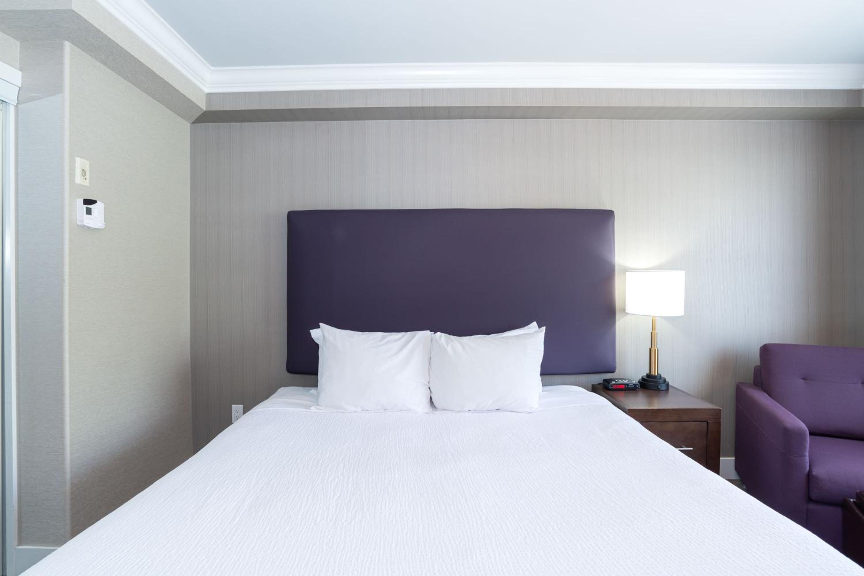Standard Room, 1 King Bed - Photo 3