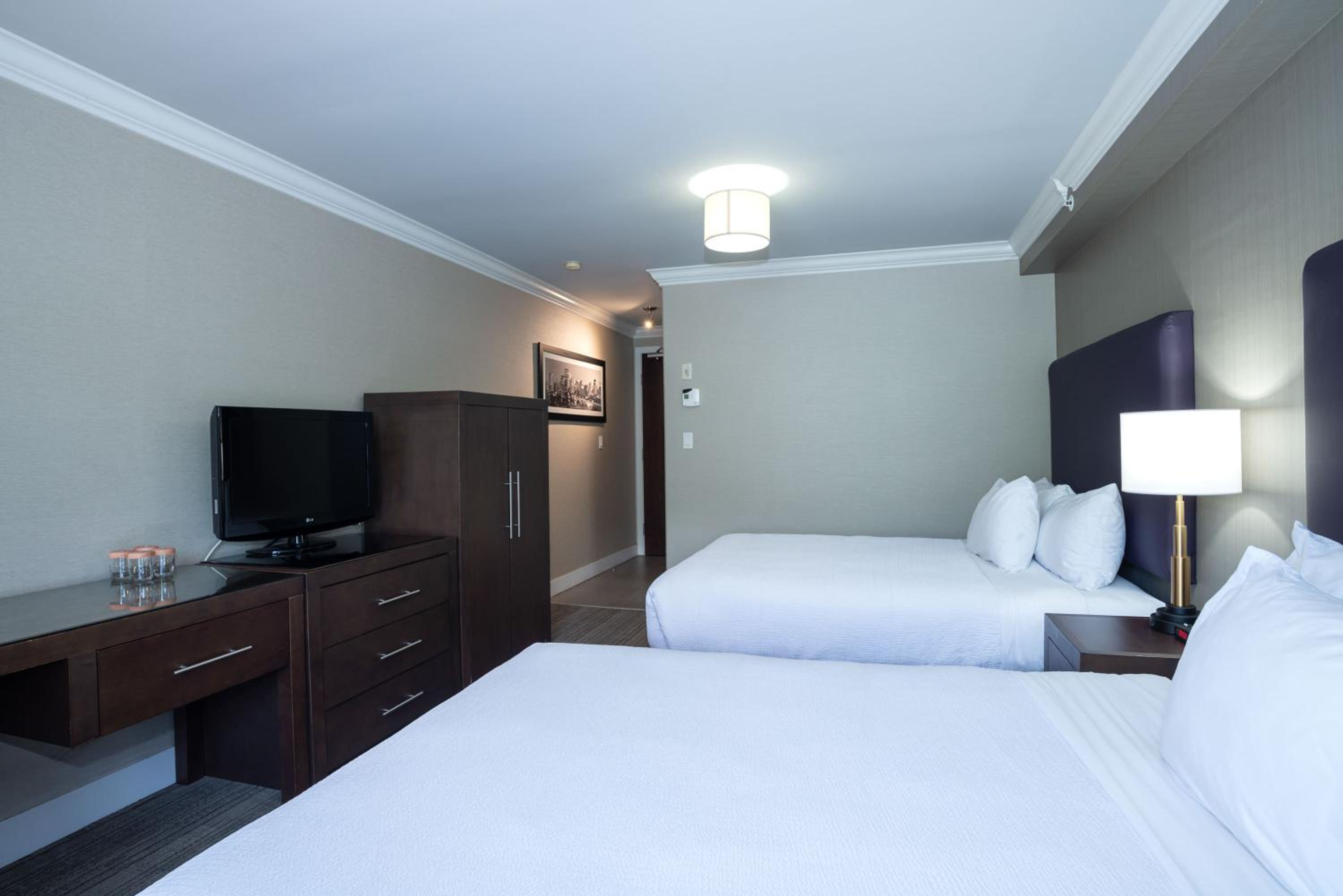 Standard Room, 2 Queen Beds - Photo 4
