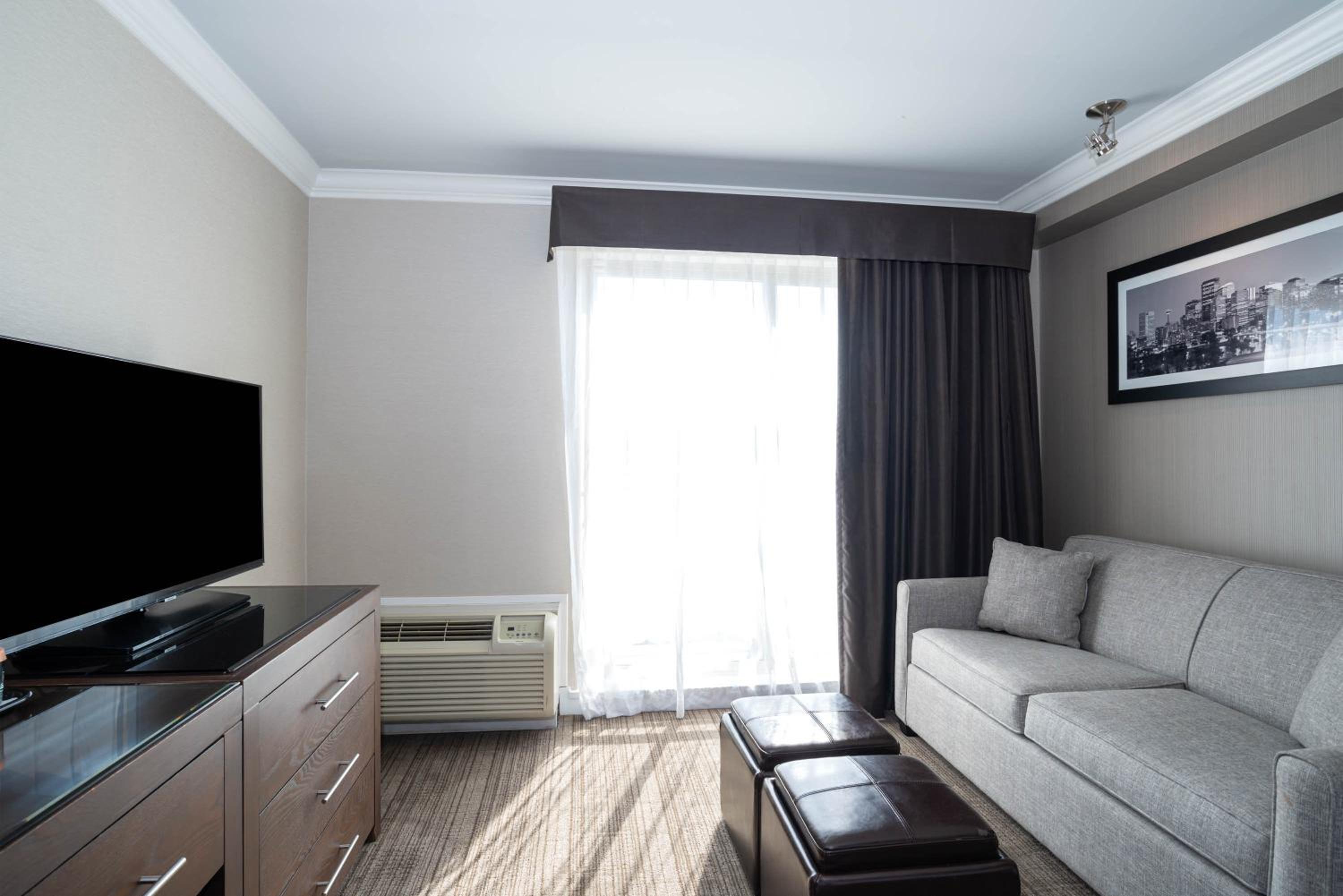 Grand Room, 1 King Bed - Photo 2