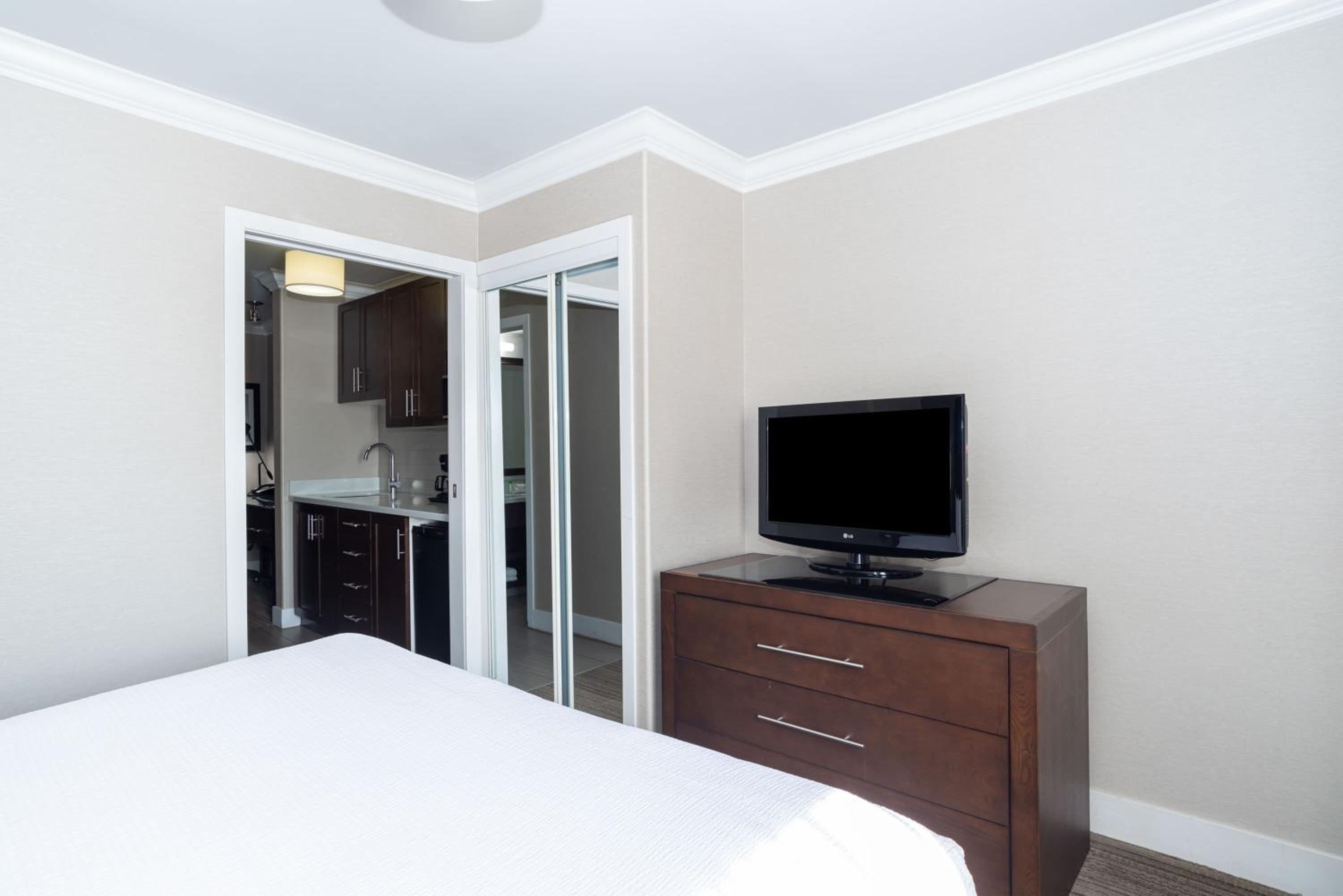 Standard Suite, 1 King Bed, Kitchenette - Photo 2