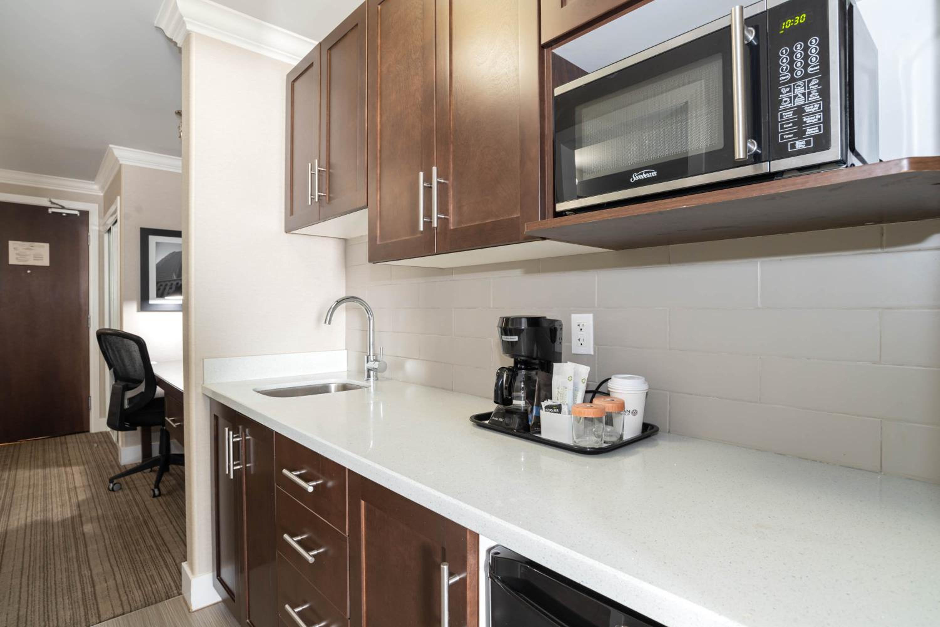 Standard Suite, 1 King Bed, Kitchenette - Photo 4
