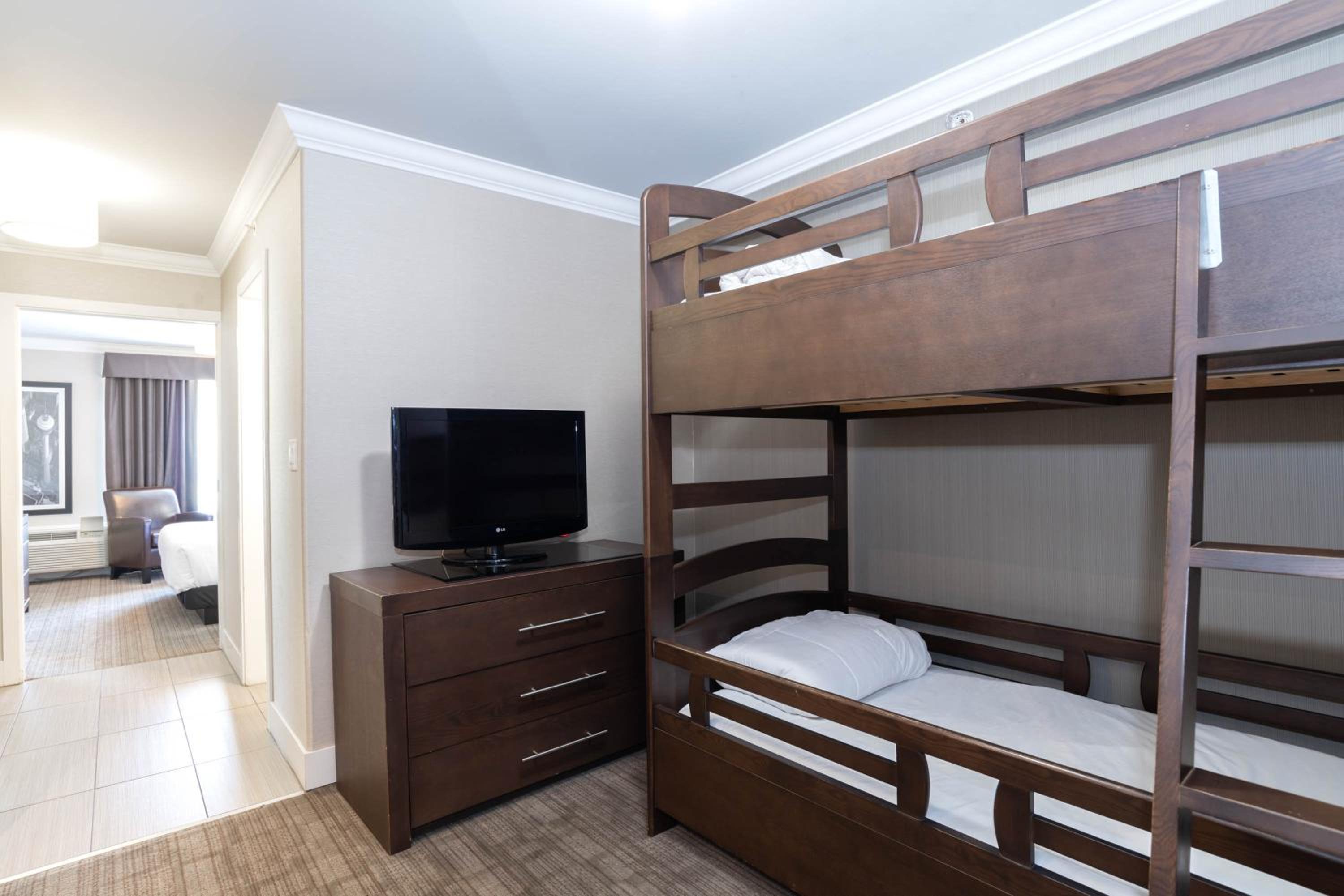 Family Suite, 1 King Bed, 2 Single Beds, Kitchenette - Photo 5