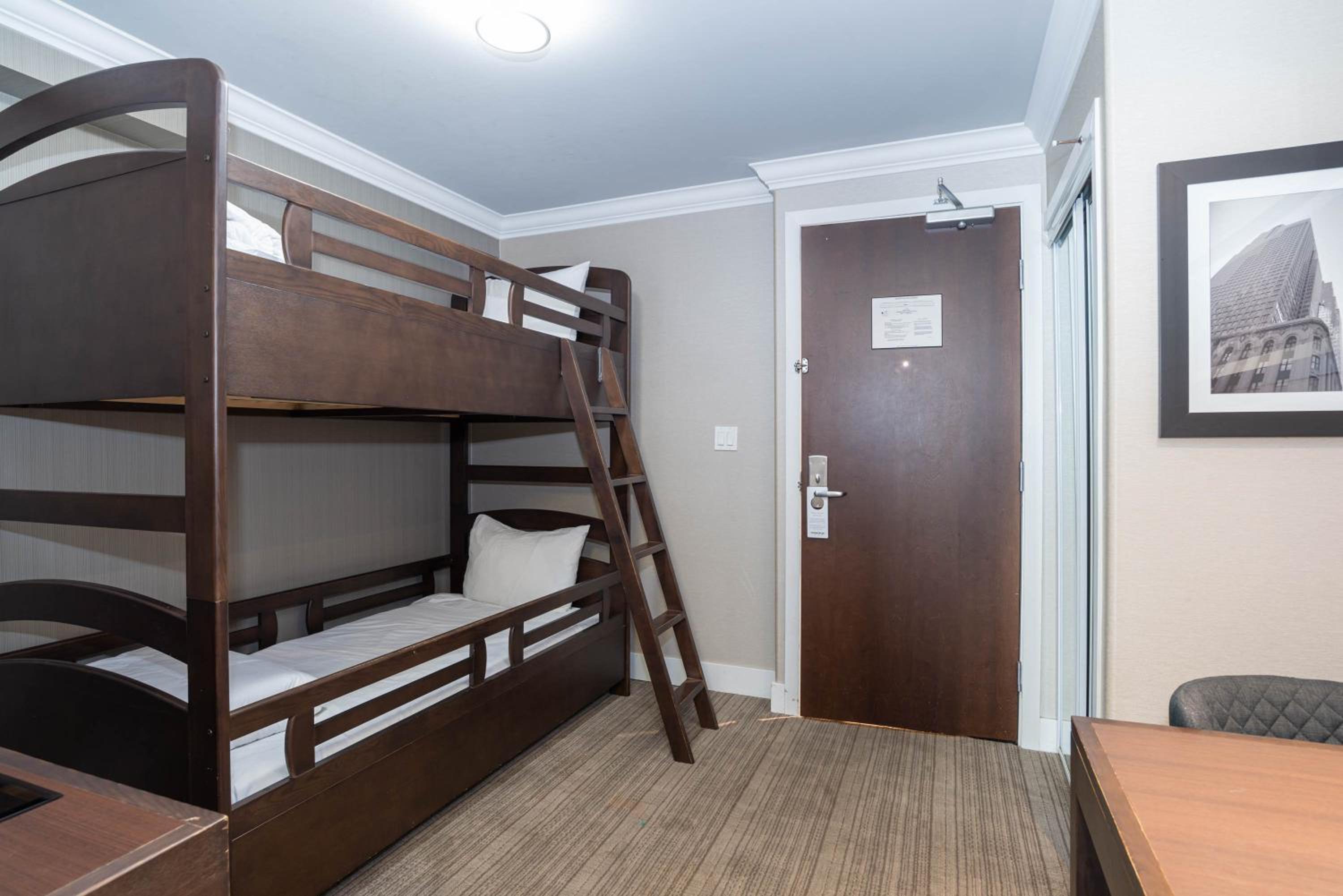 Family Suite, 1 King Bed, 2 Single Beds, Kitchenette - Photo 6