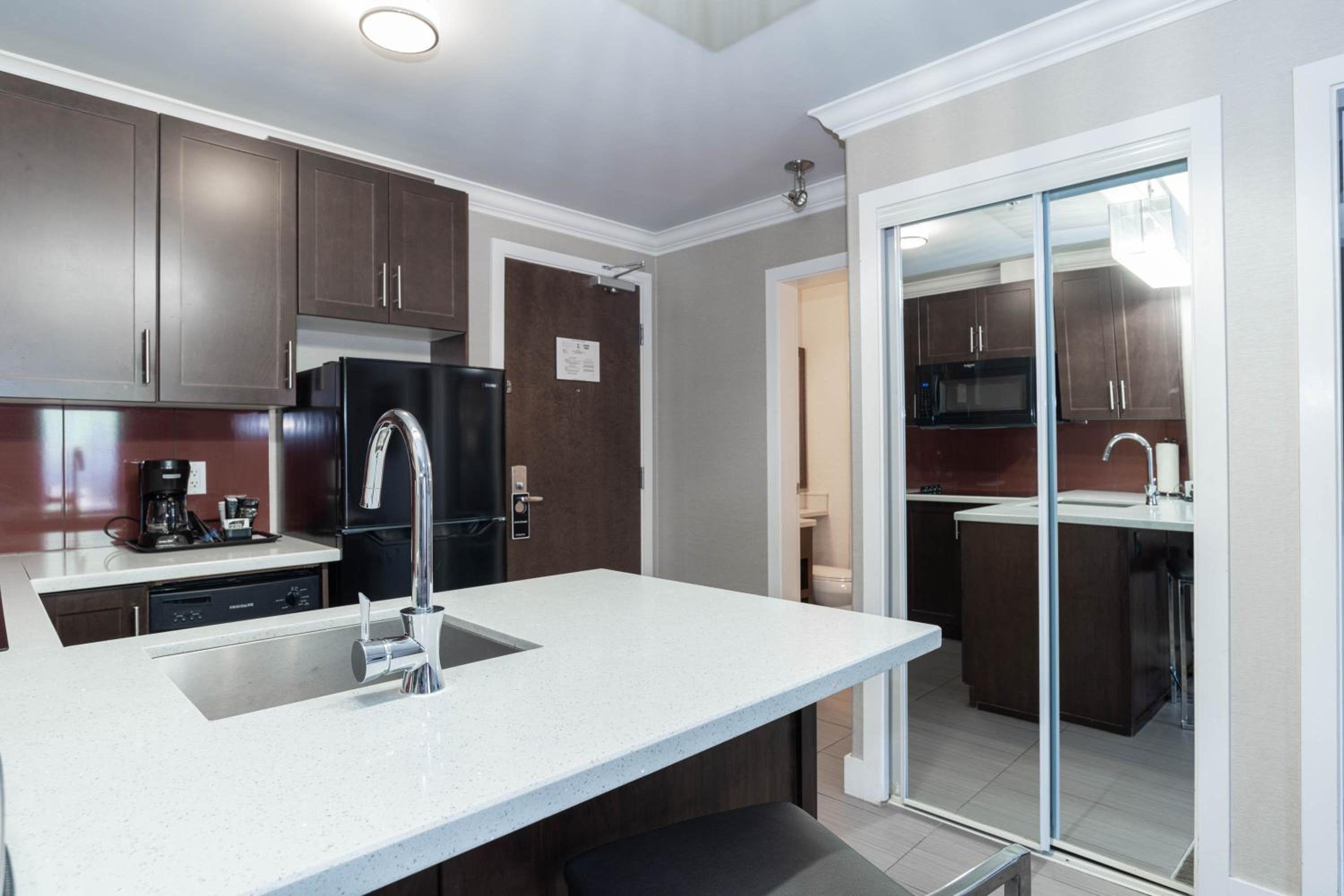 Standard Suite, 1 King Bed, Kitchen - Photo 7