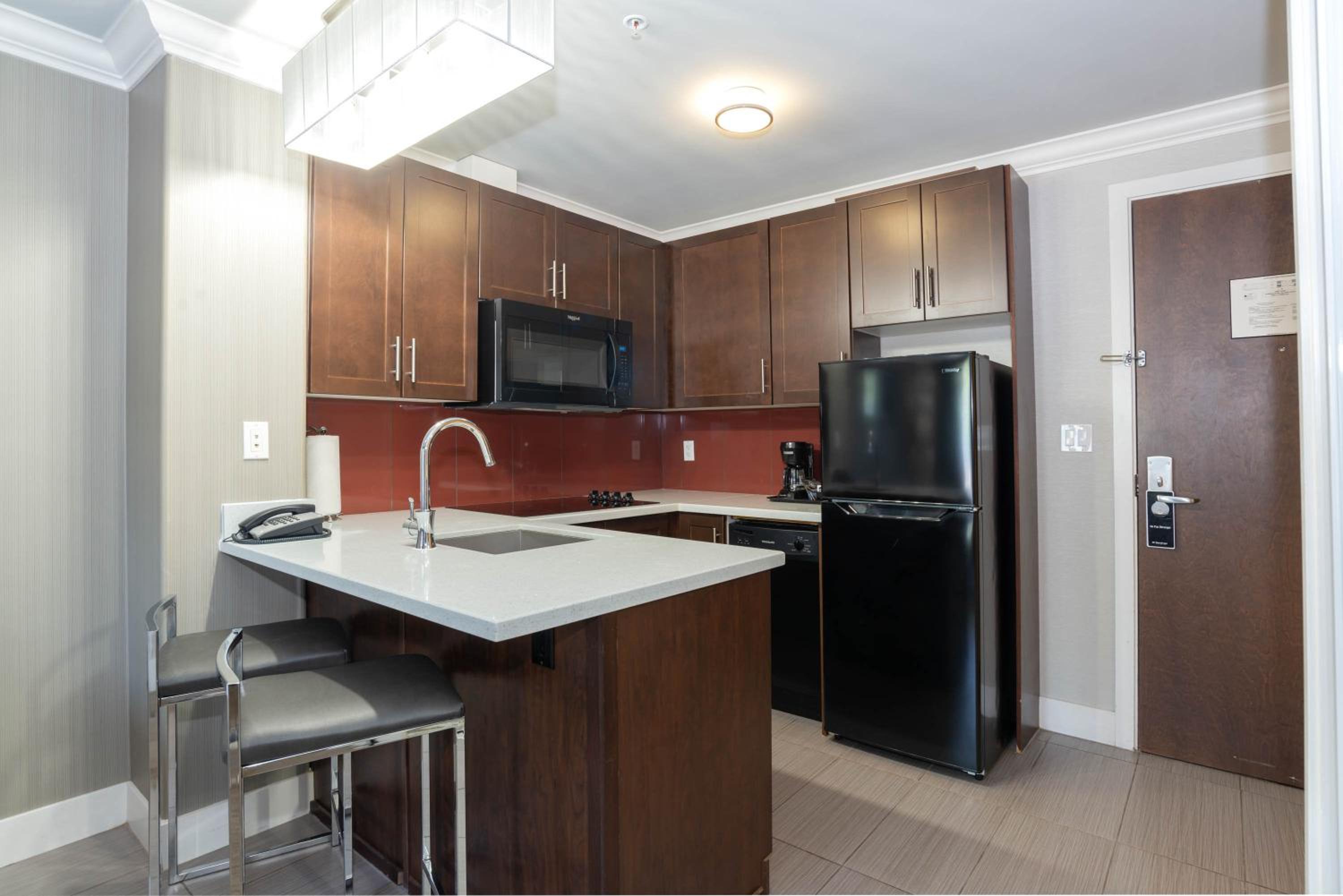 Standard Suite, 1 King Bed, Kitchen - Photo 6