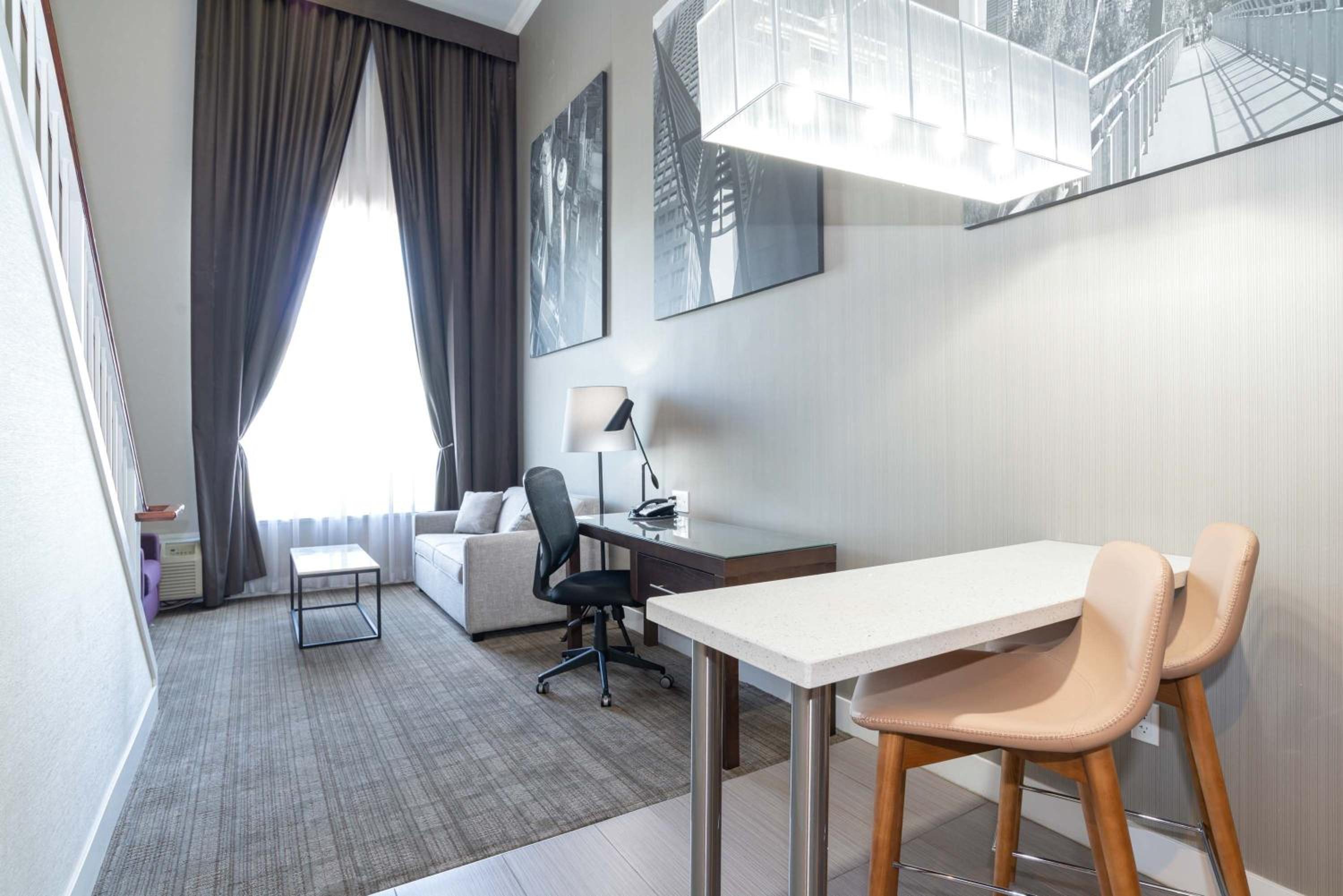 Loft Suite, 1 King Bed, Sofa Bed, Kitchen - Photo 6