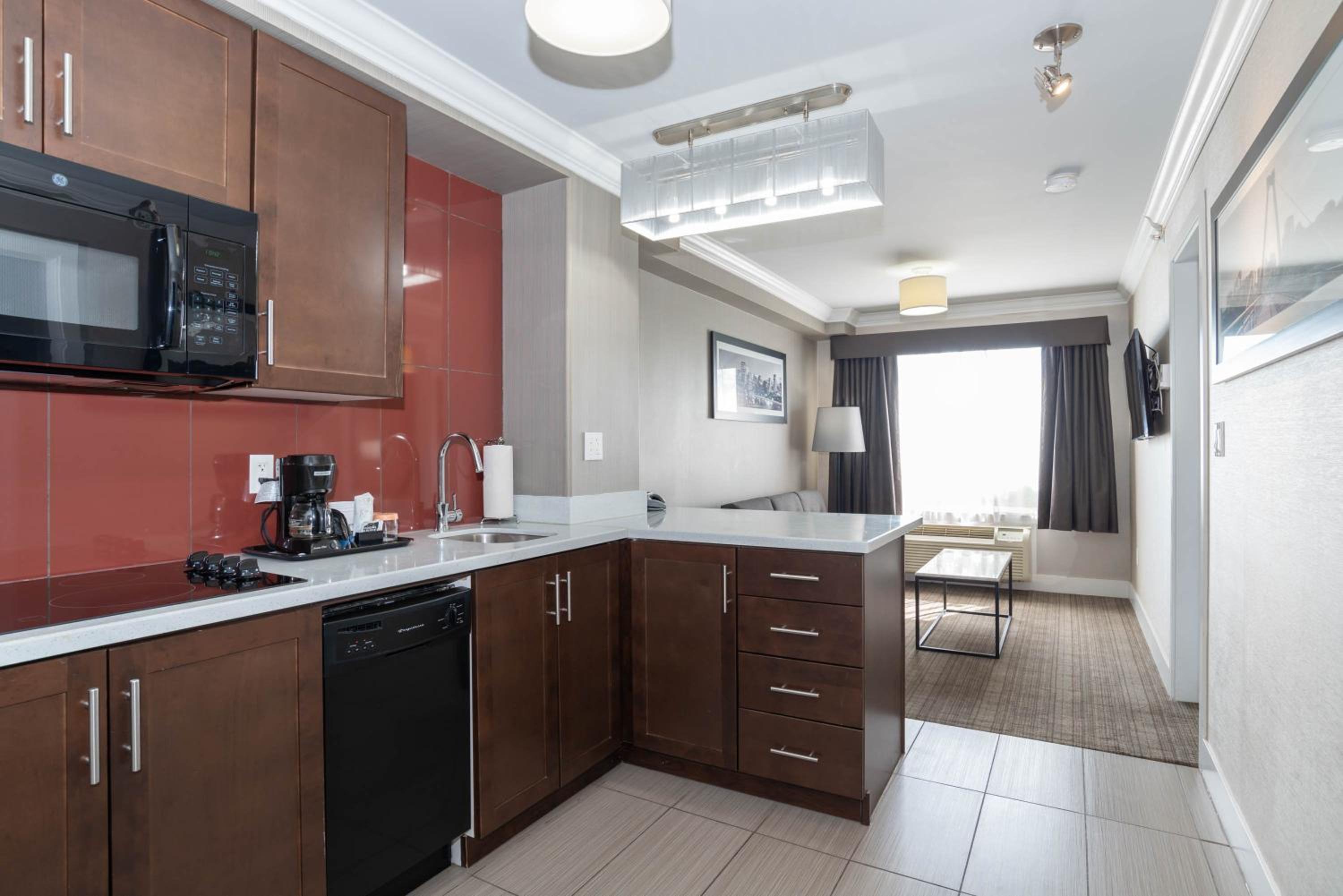 Jacuzzi Suite, 1 King Bed, Kitchen - Photo 4