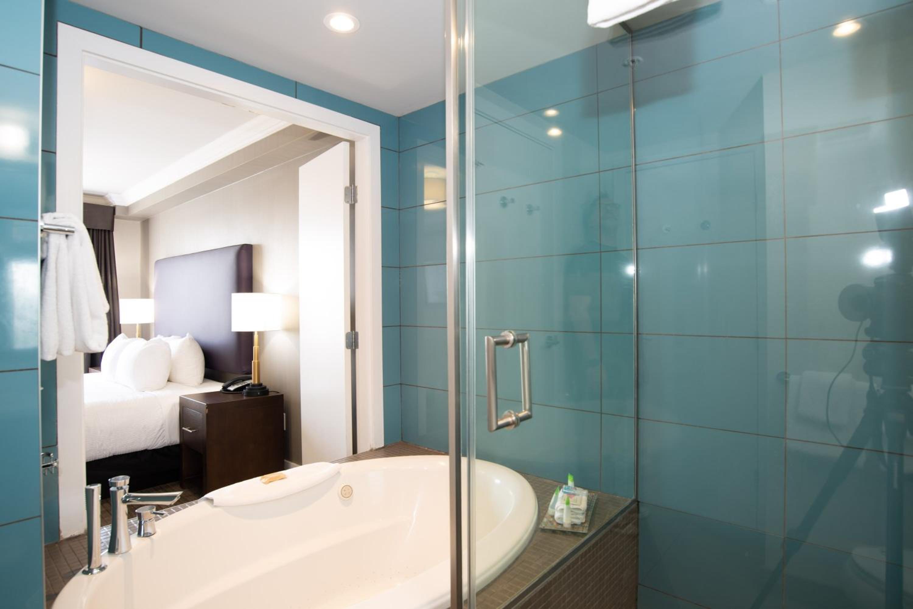 Jacuzzi Suite, 1 King Bed, Kitchen - Photo 2