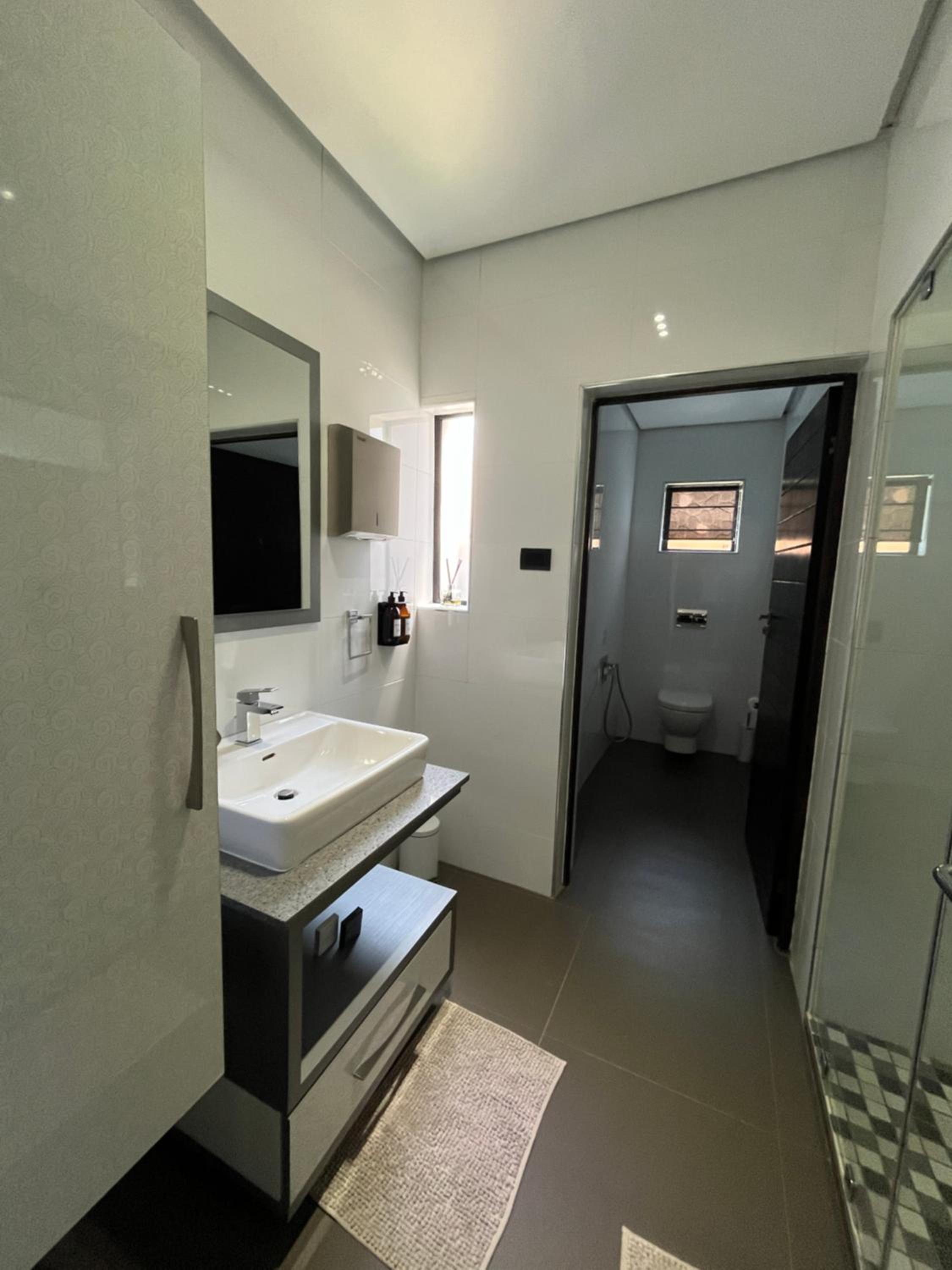 Standard Twin Room - Photo 10